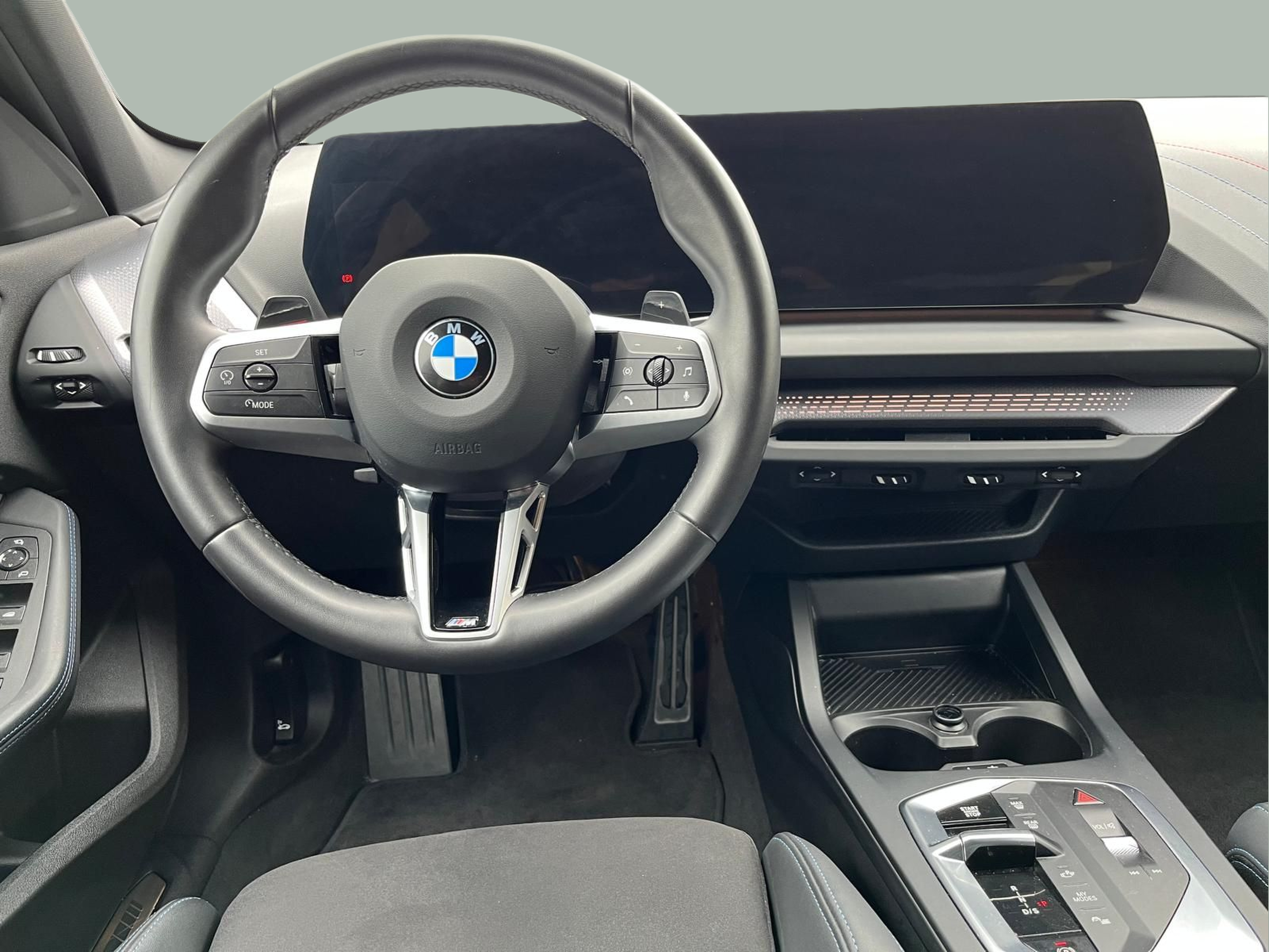 BMW Série 1 116i color Negro. Año 2025. 90KW(122CV). Gasolina. En concesionario A MatosCar Guarda - Comércio Automóvel, S.A. de Guarda