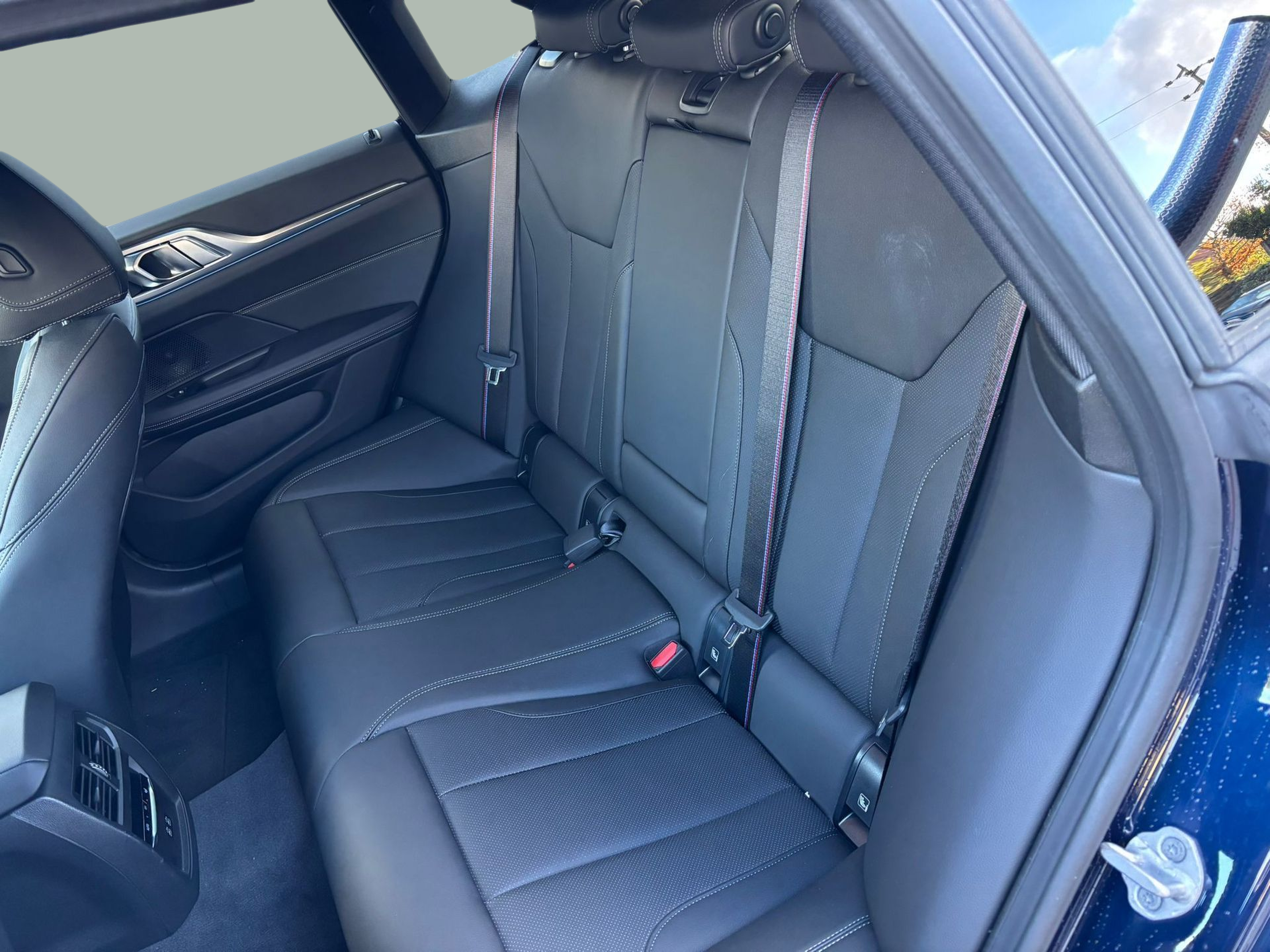 BMW i4 i4 eDrive40 color Azul. Año 2025. 250KW(340CV). Elétrico. En concesionario A MatosCar Guarda - Comércio Automóvel, S.A. de Guarda