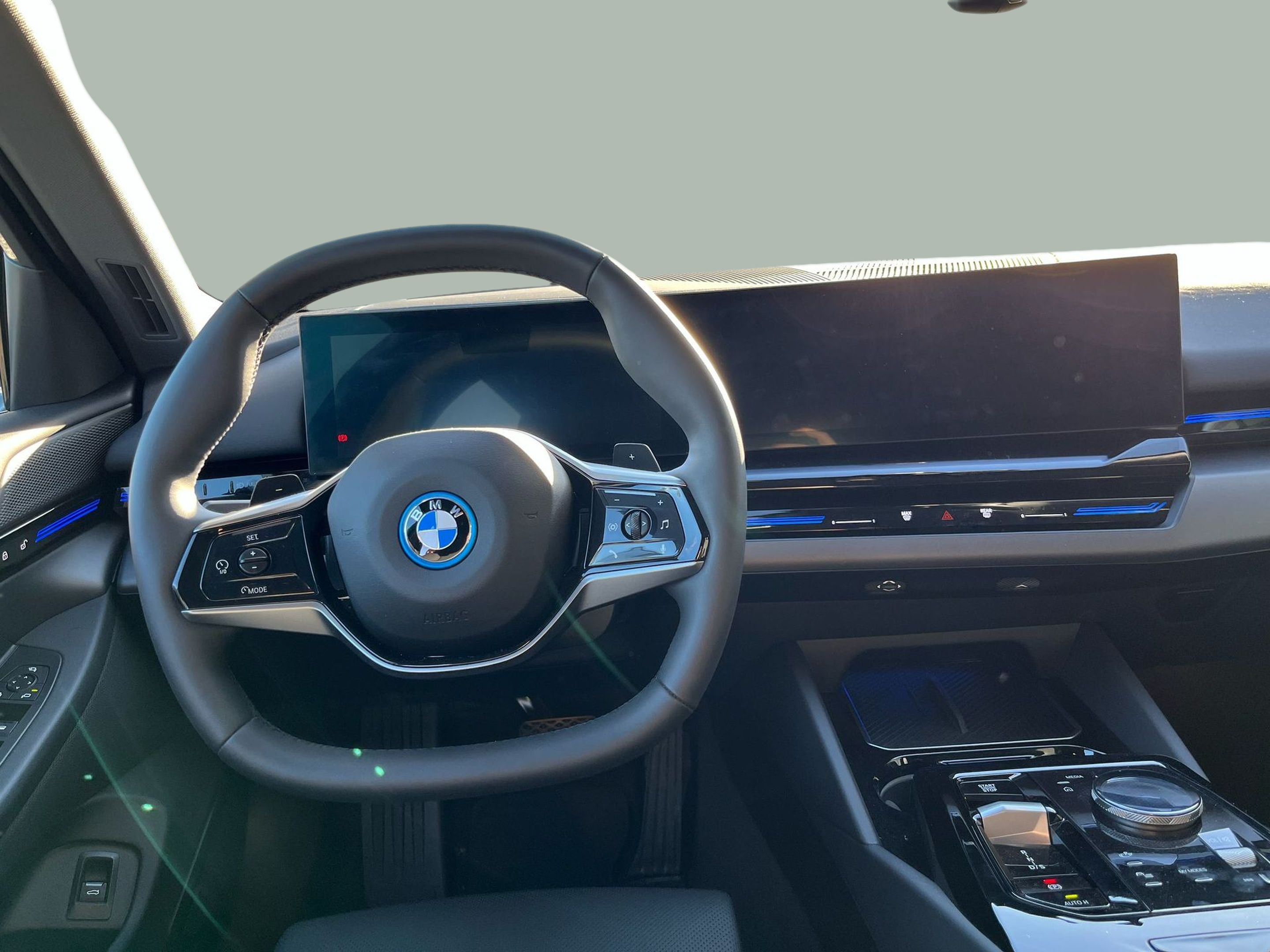 BMW Série 5 530e Touring color Gris. Año 2025. 220KW(299CV). Elétrico / Gasolina Híbrido. En concesionario A MatosCar Guarda - Comércio Automóvel, S.A. de Guarda