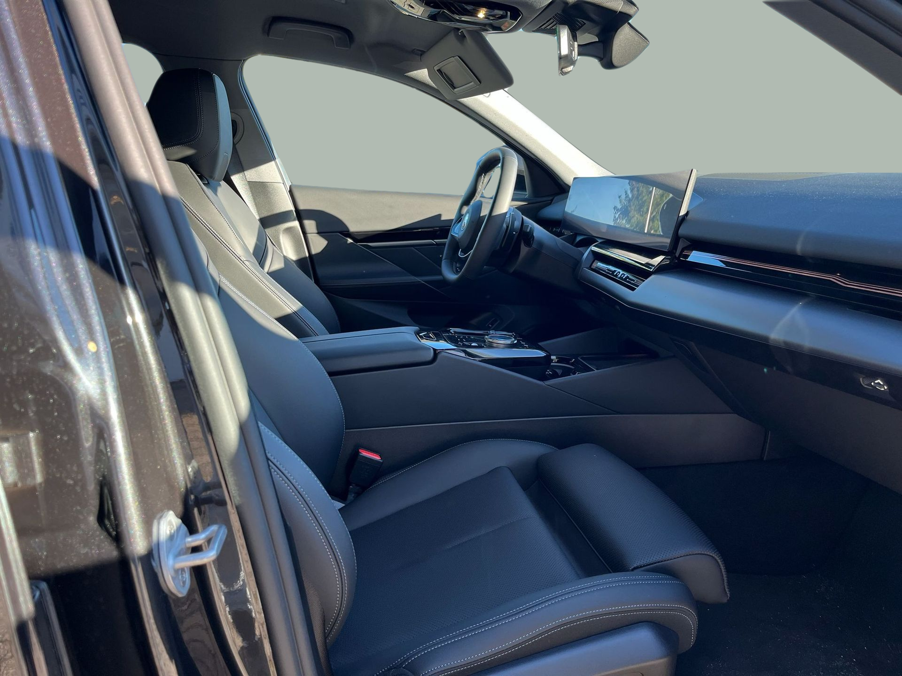 BMW Série 5 530e Touring color Gris. Año 2025. 220KW(299CV). Elétrico / Gasolina Híbrido. En concesionario A MatosCar Guarda - Comércio Automóvel, S.A. de Guarda