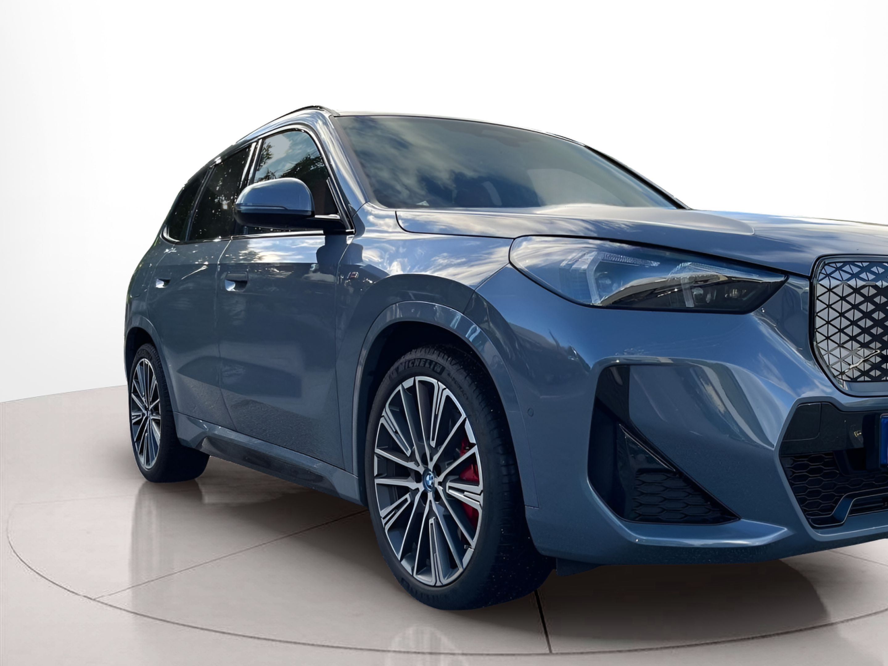 BMW iX1 eDrive20 color Gris. Año 2025. 150KW(204CV). Elétrico. En concesionario A MatosCar Guarda - Comércio Automóvel, S.A. de Guarda