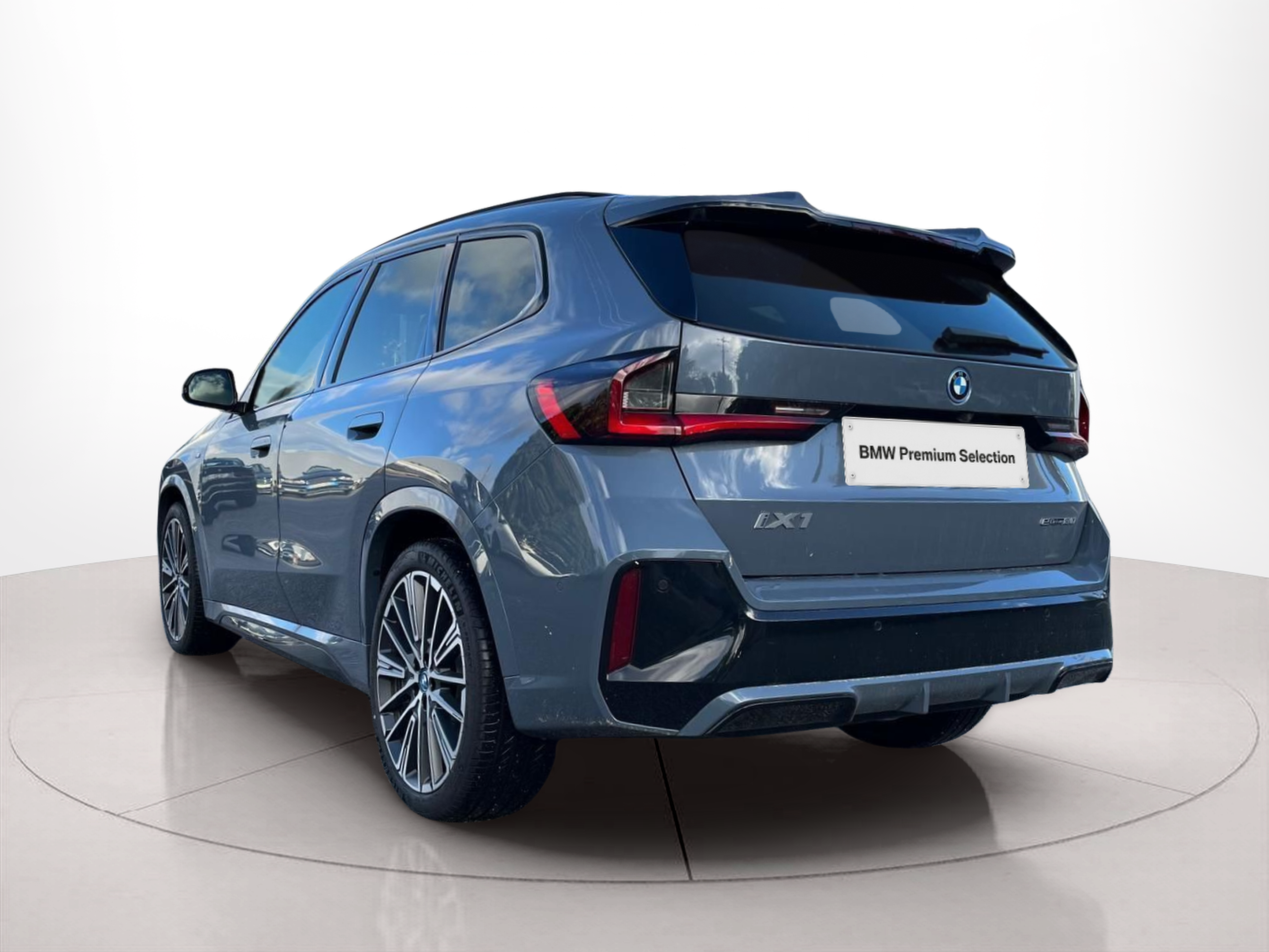 BMW iX1 eDrive20 color Gris. Año 2025. 150KW(204CV). Elétrico. En concesionario A MatosCar Guarda - Comércio Automóvel, S.A. de Guarda