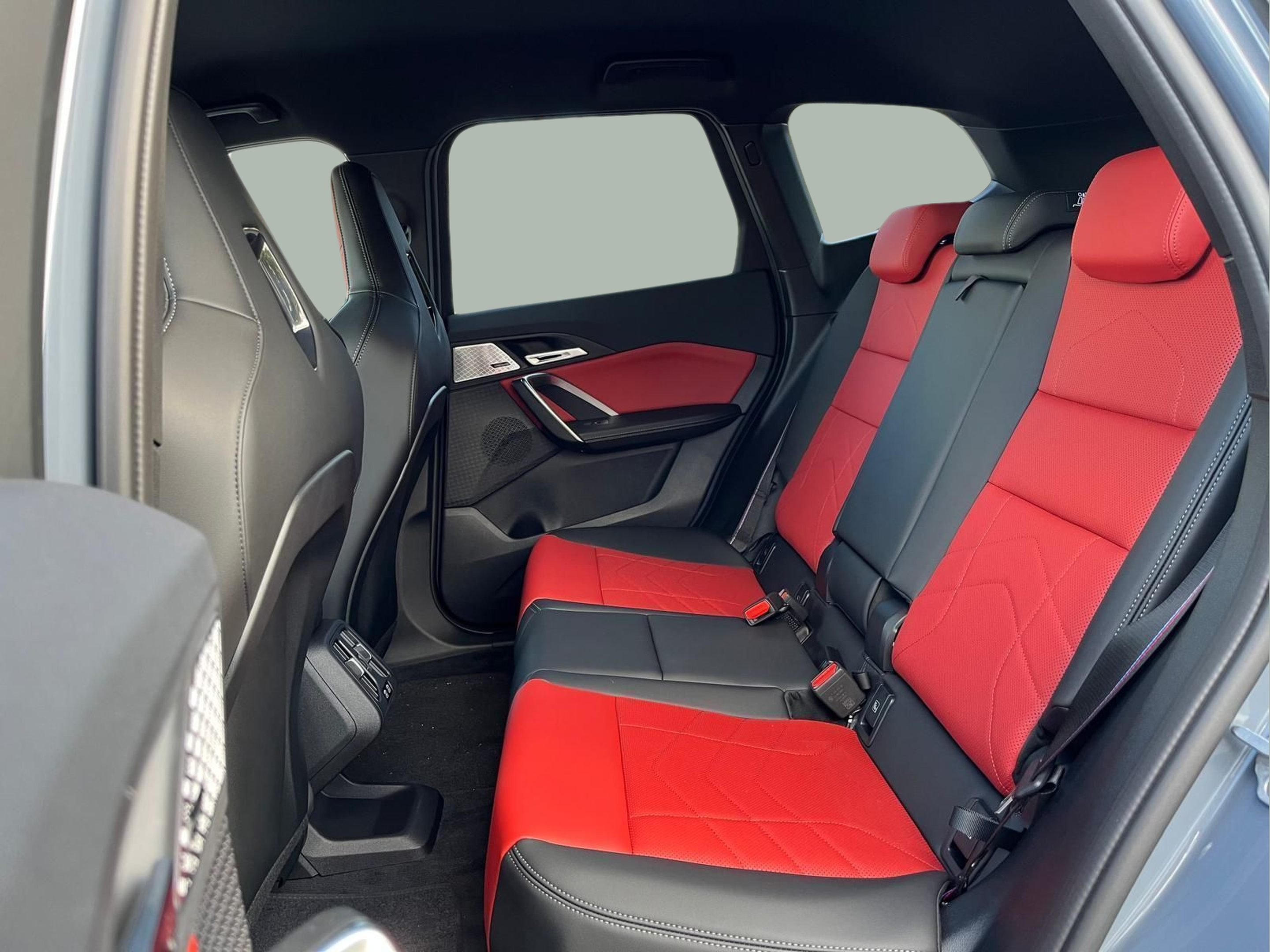 BMW iX1 eDrive20 color Gris. Año 2025. 150KW(204CV). Elétrico. En concesionario A MatosCar Guarda - Comércio Automóvel, S.A. de Guarda