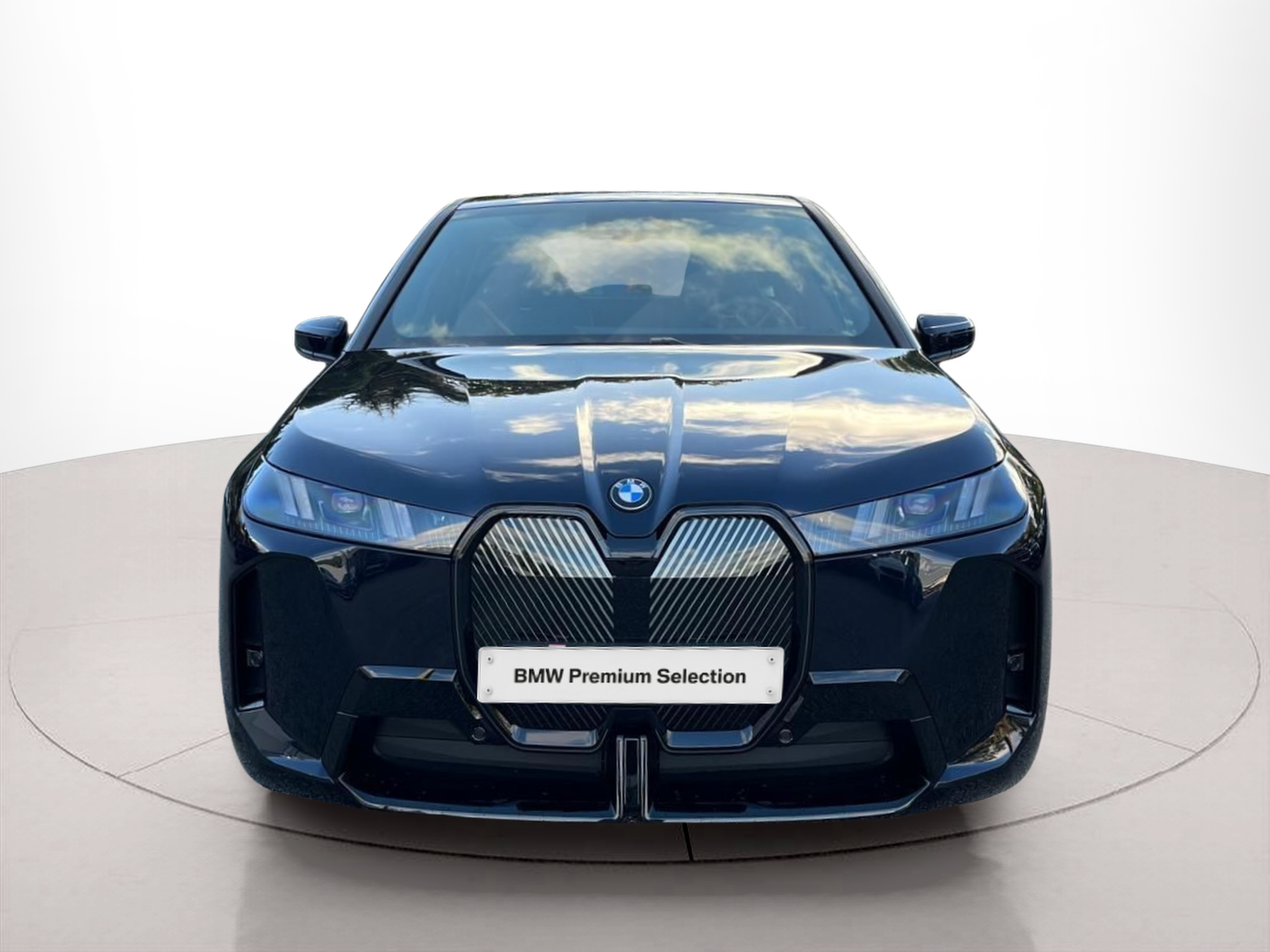 Fotos de BMW iX xDrive45 color Negro. Año 2025. 300KW(408CV). Elétrico. En concesionario A MatosCar Guarda - Comércio Automóvel, S.A. de Guarda