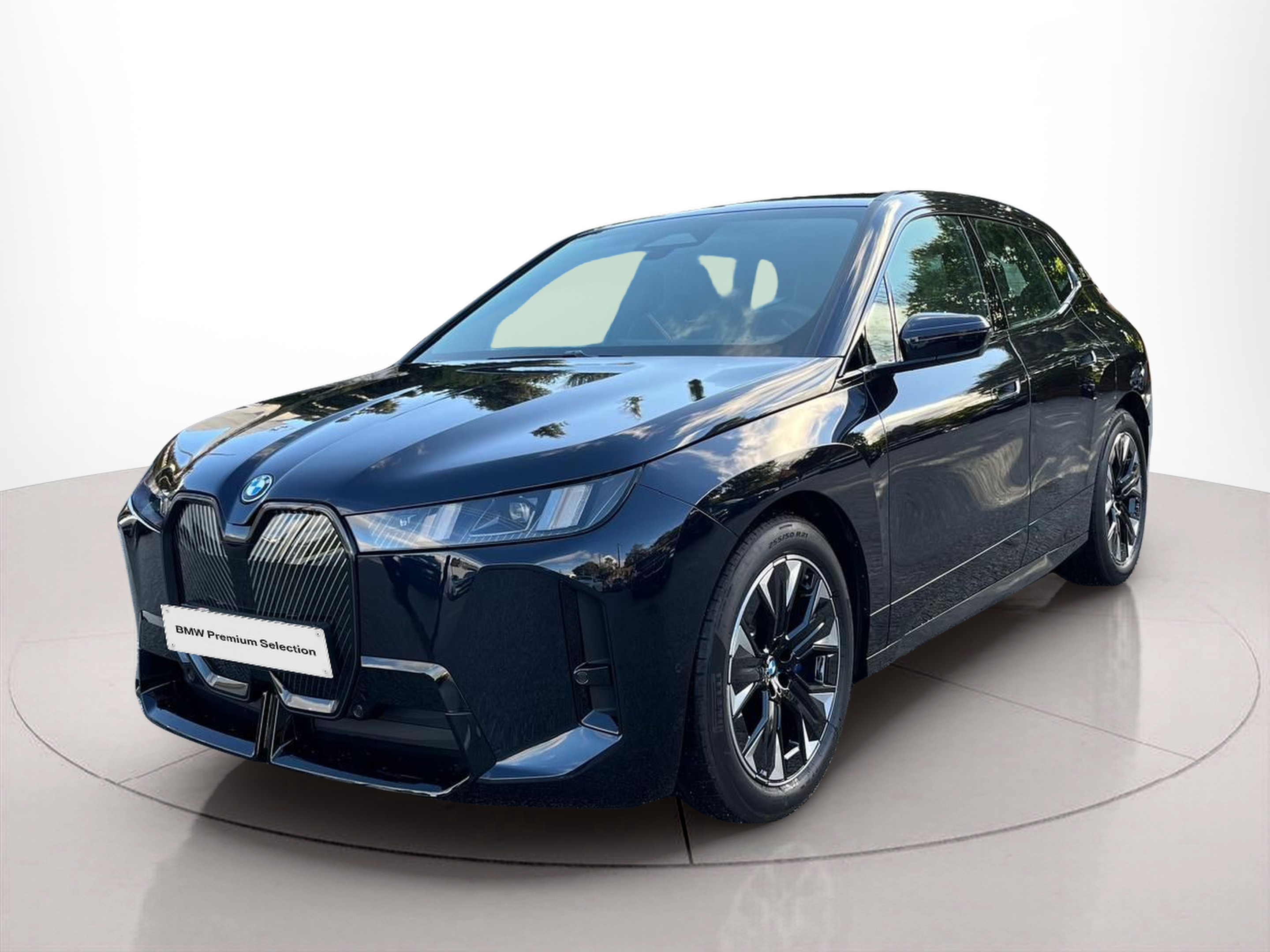 Fotos de BMW iX xDrive45 color Negro. Año 2025. 300KW(408CV). Elétrico. En concesionario A MatosCar Guarda - Comércio Automóvel, S.A. de Guarda