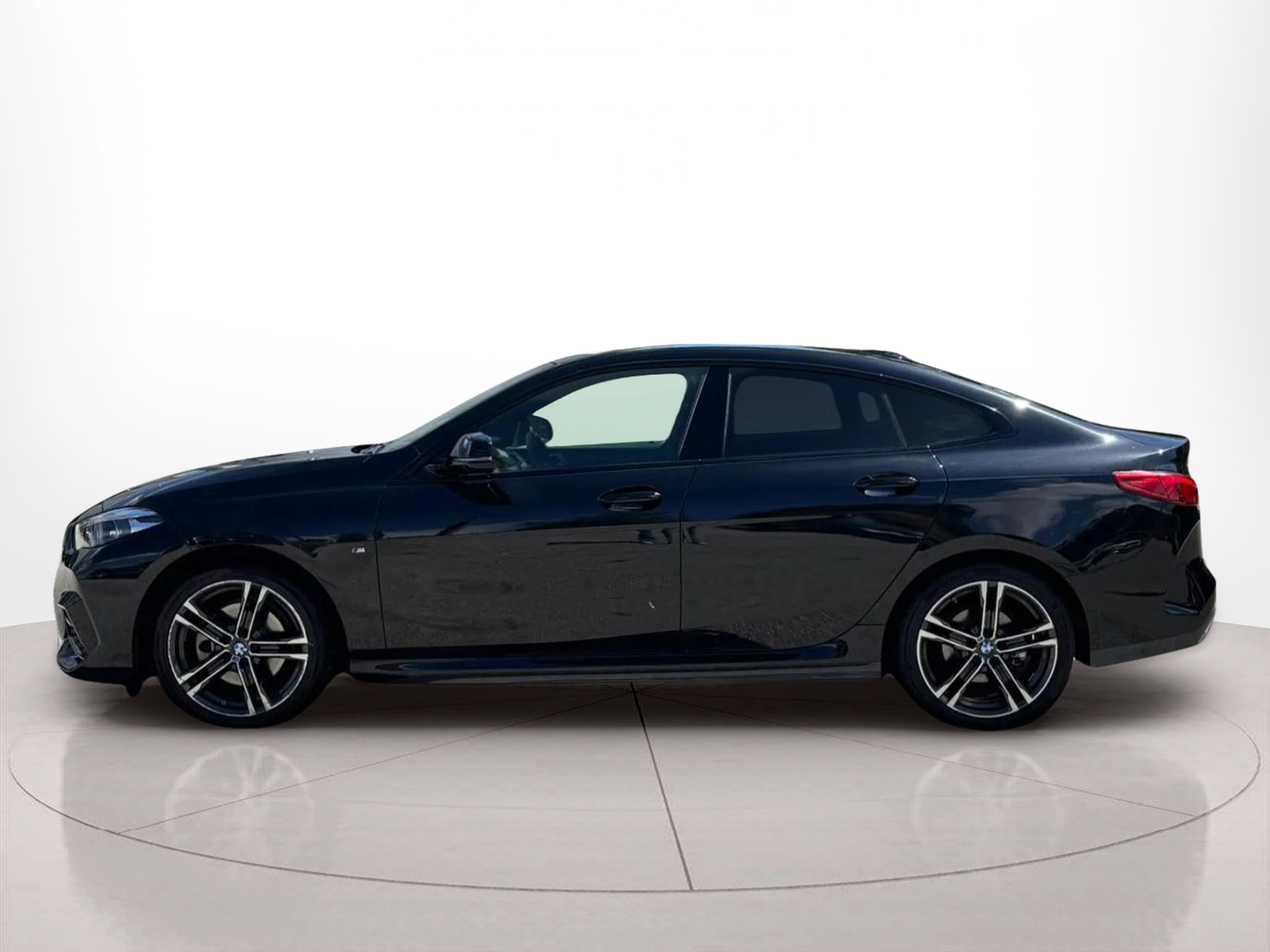 Fotos de BMW Série 2 216d Gran Coupe color Negro. Año 2024. 85KW(116CV). Diesel. En concesionario A MatosCar Guarda - Comércio Automóvel, S.A. de Guarda