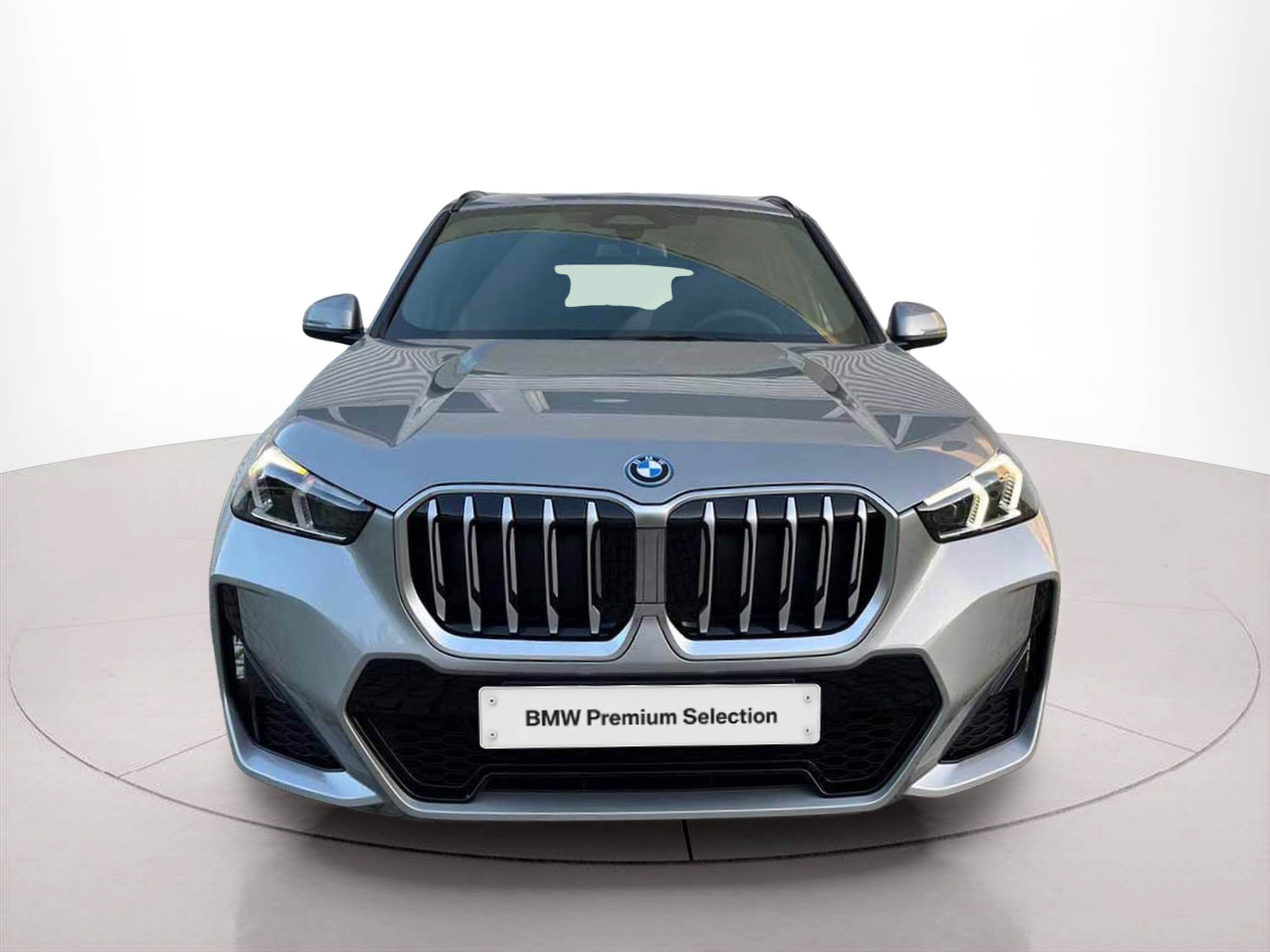 Fotos de BMW X1 xDrive25e color Gris Plata. Año 2025. 180KW(245CV). Elétrico / Gasolina Híbrido. En concesionario A MatosCar Guarda - Comércio Automóvel, S.A. de Guarda