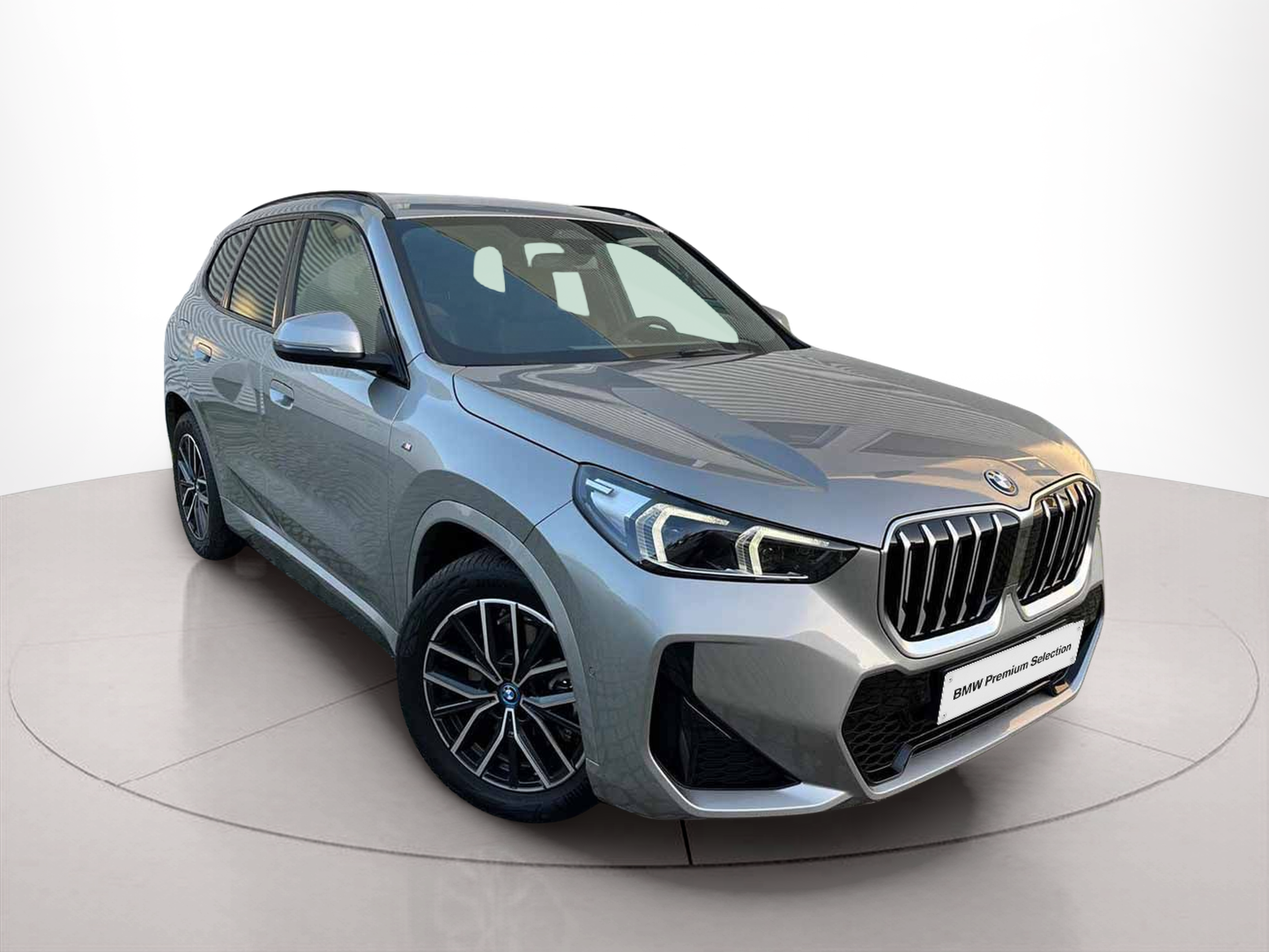 Fotos de BMW X1 xDrive25e color Gris Plata. Año 2025. 180KW(245CV). Elétrico / Gasolina Híbrido. En concesionario A MatosCar Guarda - Comércio Automóvel, S.A. de Guarda
