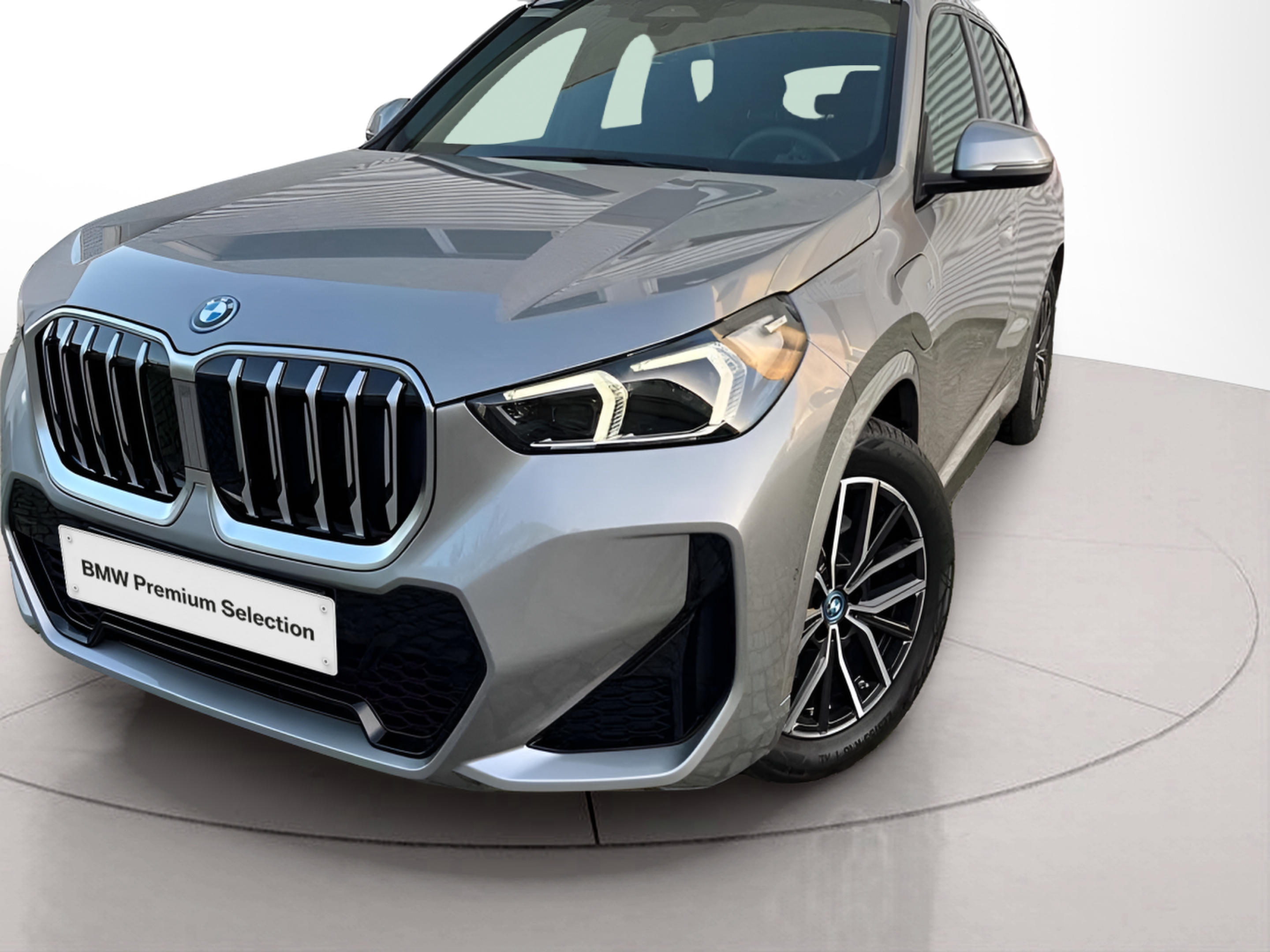 BMW X1 xDrive25e color Gris Plata. Año 2025. 180KW(245CV). Elétrico / Gasolina Híbrido. En concesionario A MatosCar Évora - Comércio Automóvel, S.A. de Évora