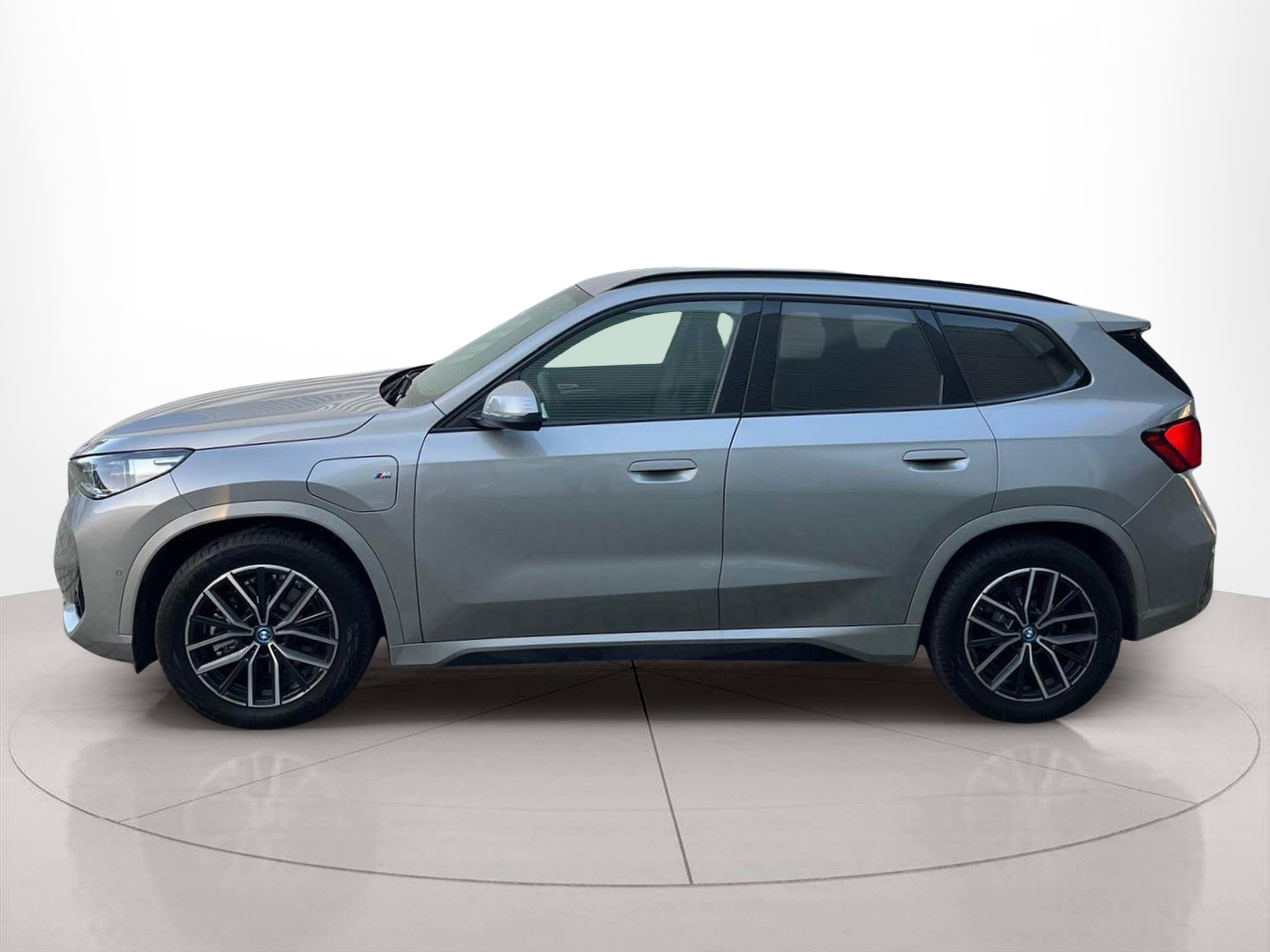 Fotos de BMW X1 xDrive25e color Gris Plata. Año 2025. 180KW(245CV). Elétrico / Gasolina Híbrido. En concesionario A MatosCar Évora - Comércio Automóvel, S.A. de Évora