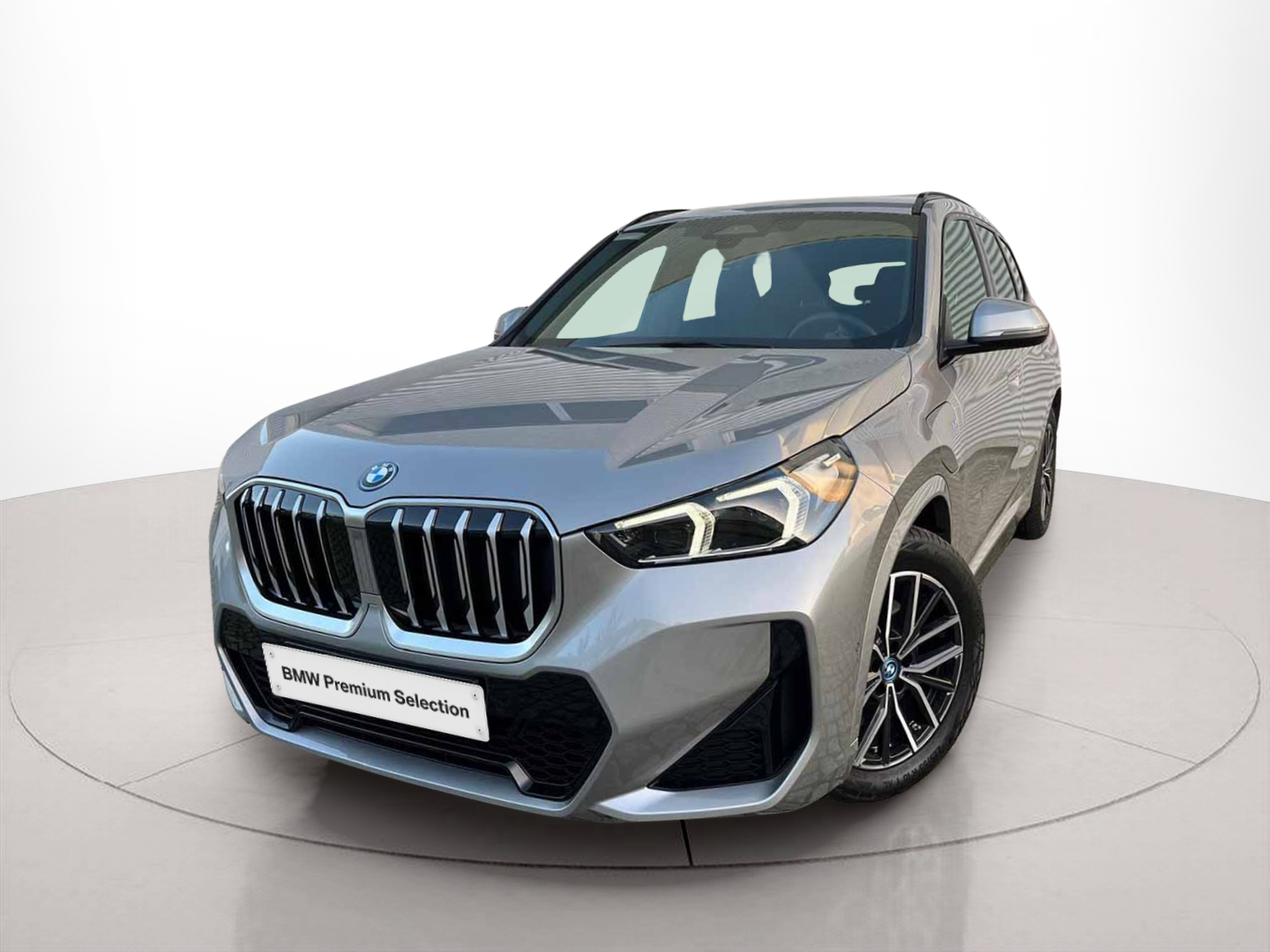 Fotos de BMW X1 xDrive25e color Gris Plata. Año 2025. 180KW(245CV). Elétrico / Gasolina Híbrido. En concesionario A MatosCar Guarda - Comércio Automóvel, S.A. de Guarda