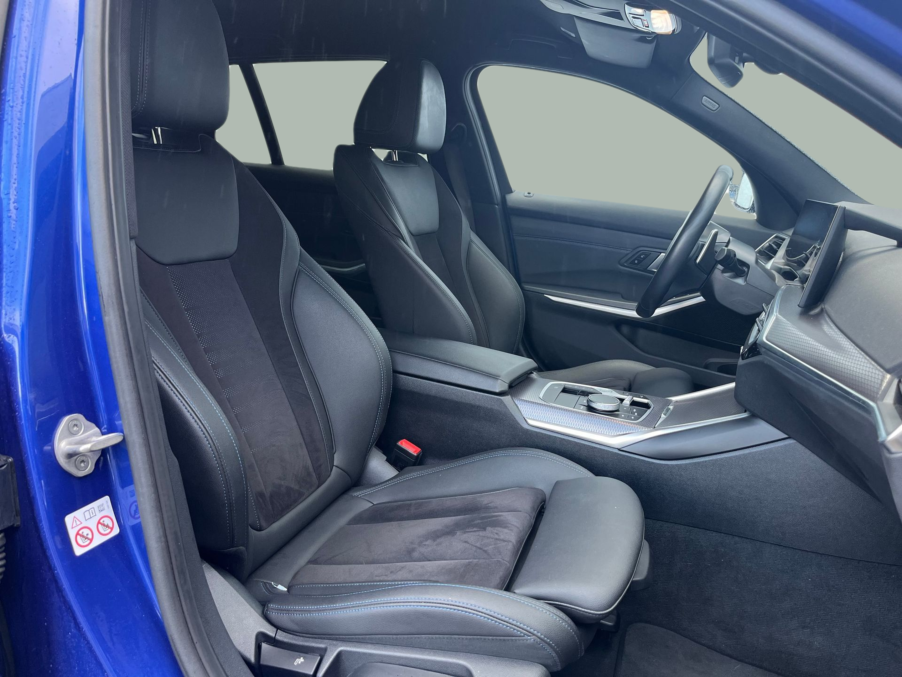 BMW Série 3 320d Touring color Azul. Año 2024. 140KW(190CV). Diesel. En concesionario A MatosCar Évora - Comércio Automóvel, S.A. de Évora