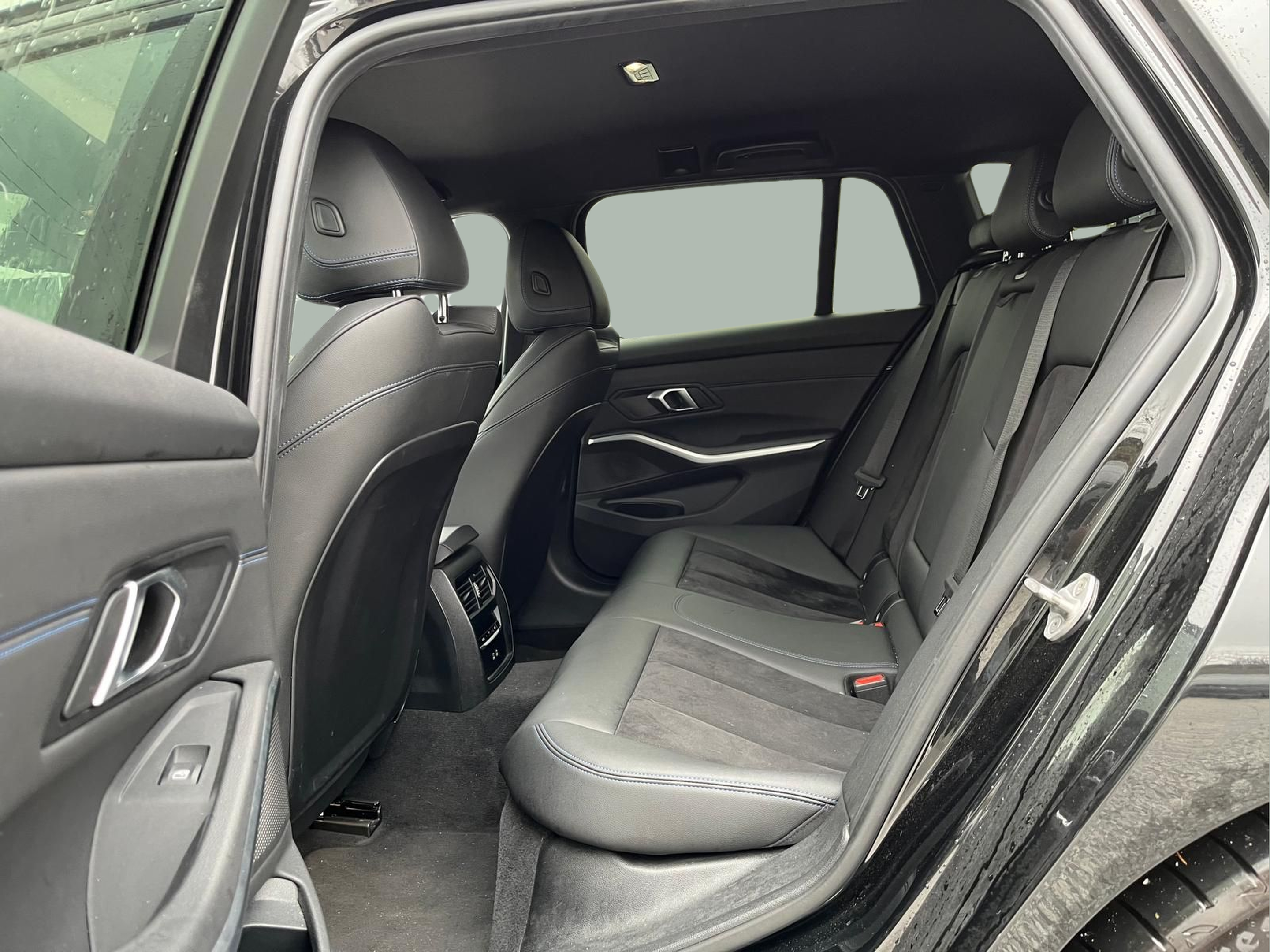 BMW Série 3 320d Touring color Negro. Año 2024. 140KW(190CV). Diesel. En concesionario A MatosCar Guarda - Comércio Automóvel, S.A. de Guarda