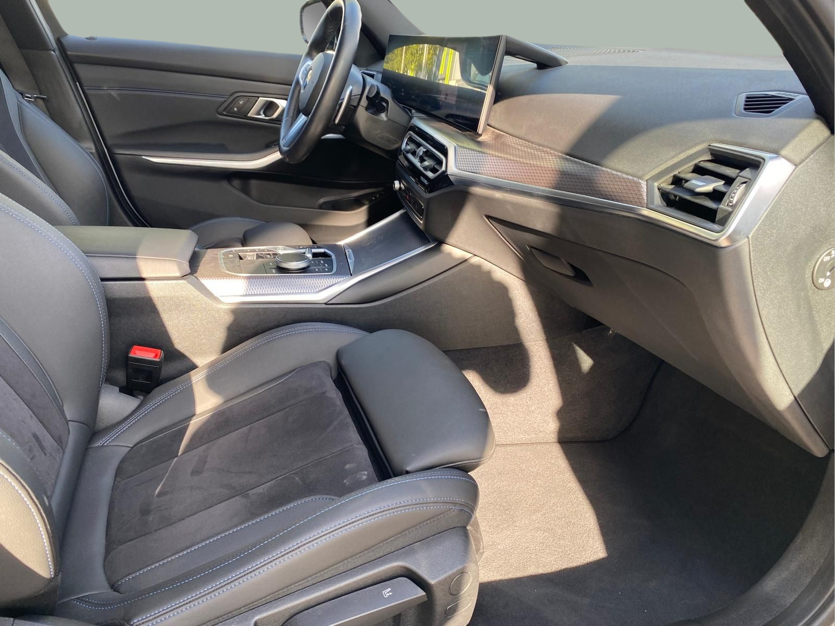 Fotos de BMW Série 3 320d Touring color Gris. Año 2024. 140KW(190CV). Diesel. En concesionario A MatosCar Guarda - Comércio Automóvel, S.A. de Guarda