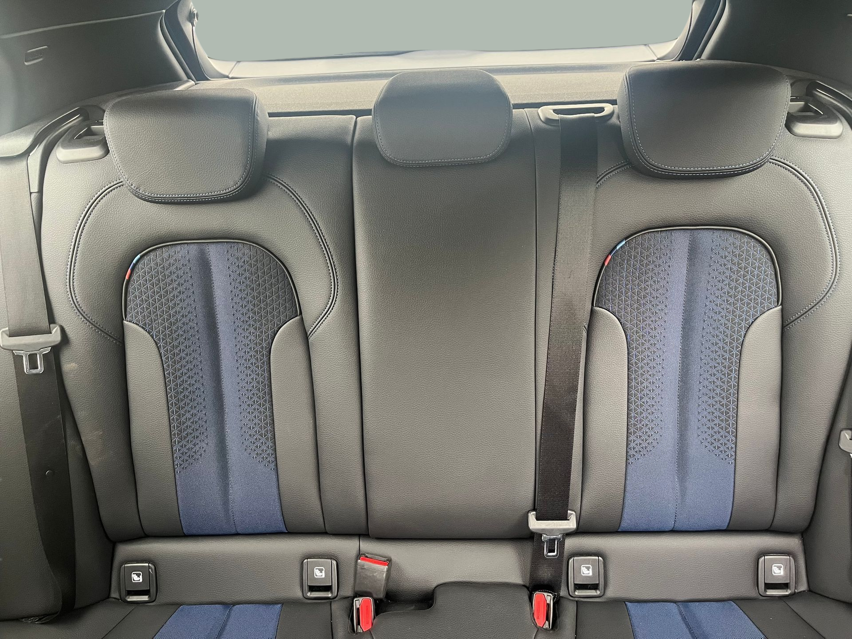 BMW Série 1 116d color Azul. Año 2024. 85KW(116CV). Diesel. En concesionario A MatosCar Évora - Comércio Automóvel, S.A. de Évora