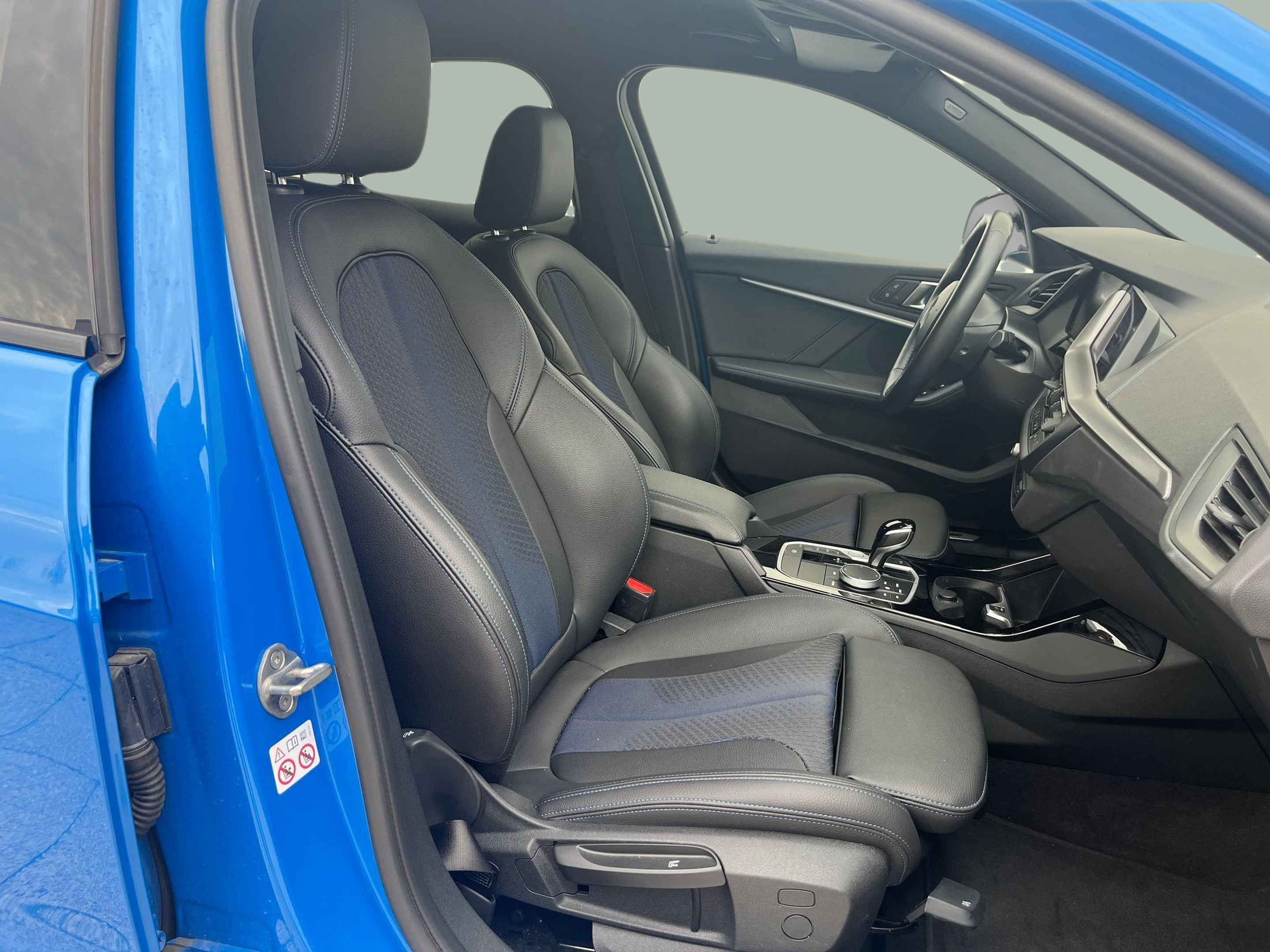 BMW Série 1 116d color Azul. Año 2024. 85KW(116CV). Diesel. En concesionario A MatosCar Évora - Comércio Automóvel, S.A. de Évora