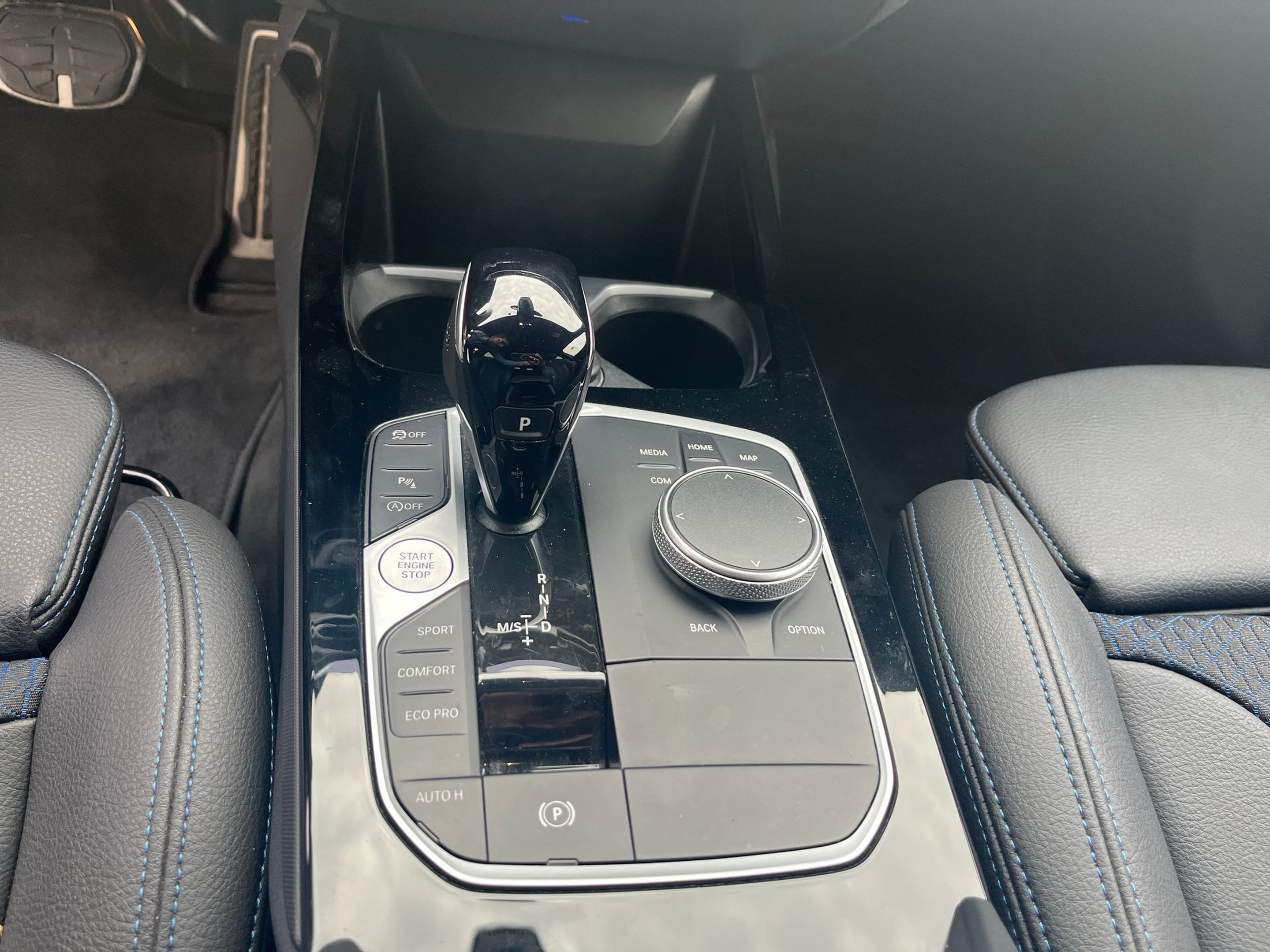 BMW Série 1 116d color Azul. Año 2024. 85KW(116CV). Diesel. En concesionario A MatosCar Évora - Comércio Automóvel, S.A. de Évora