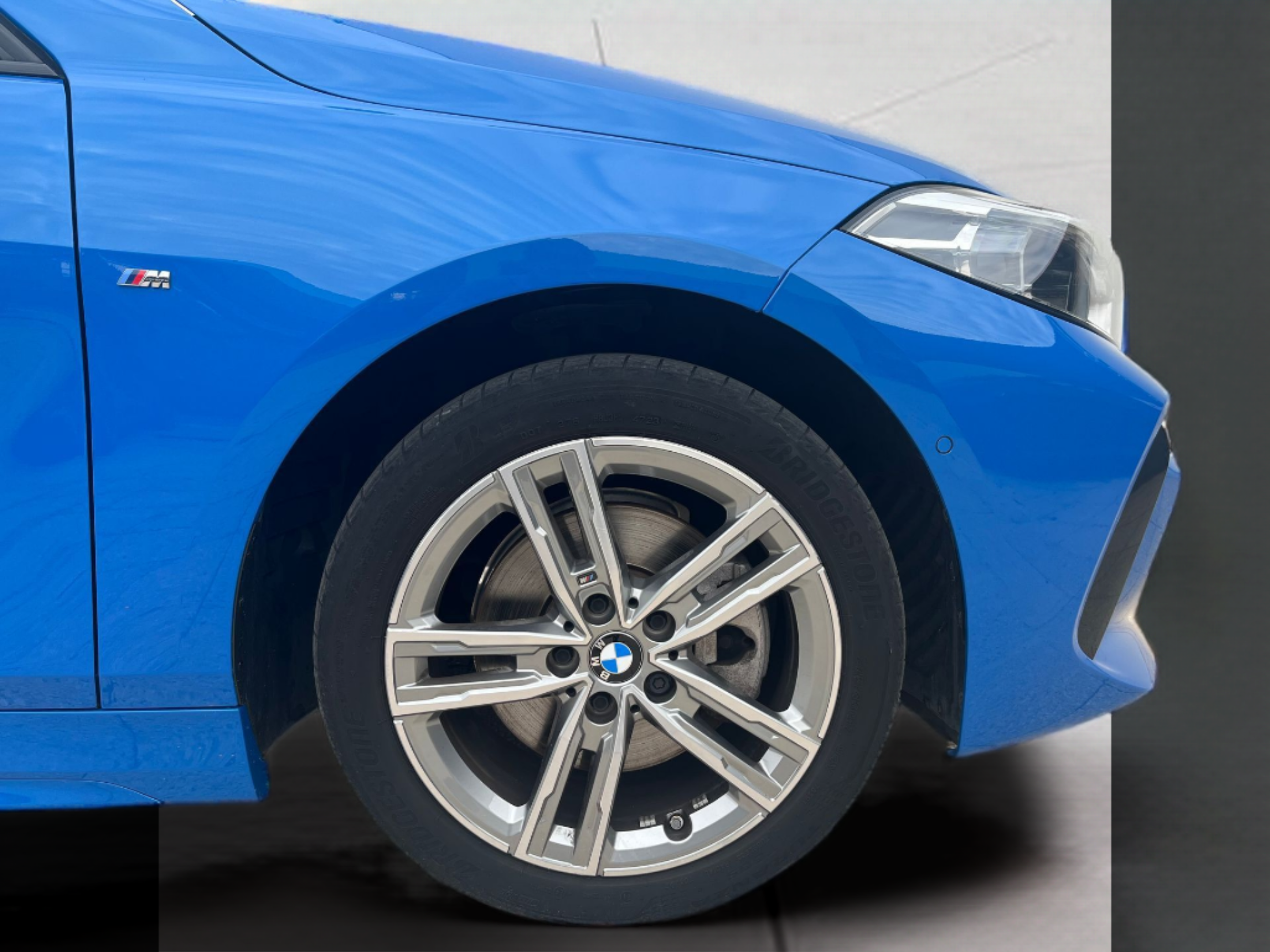 BMW Série 1 116d color Azul. Año 2024. 85KW(116CV). Diesel. En concesionario A MatosCar Évora - Comércio Automóvel, S.A. de Évora