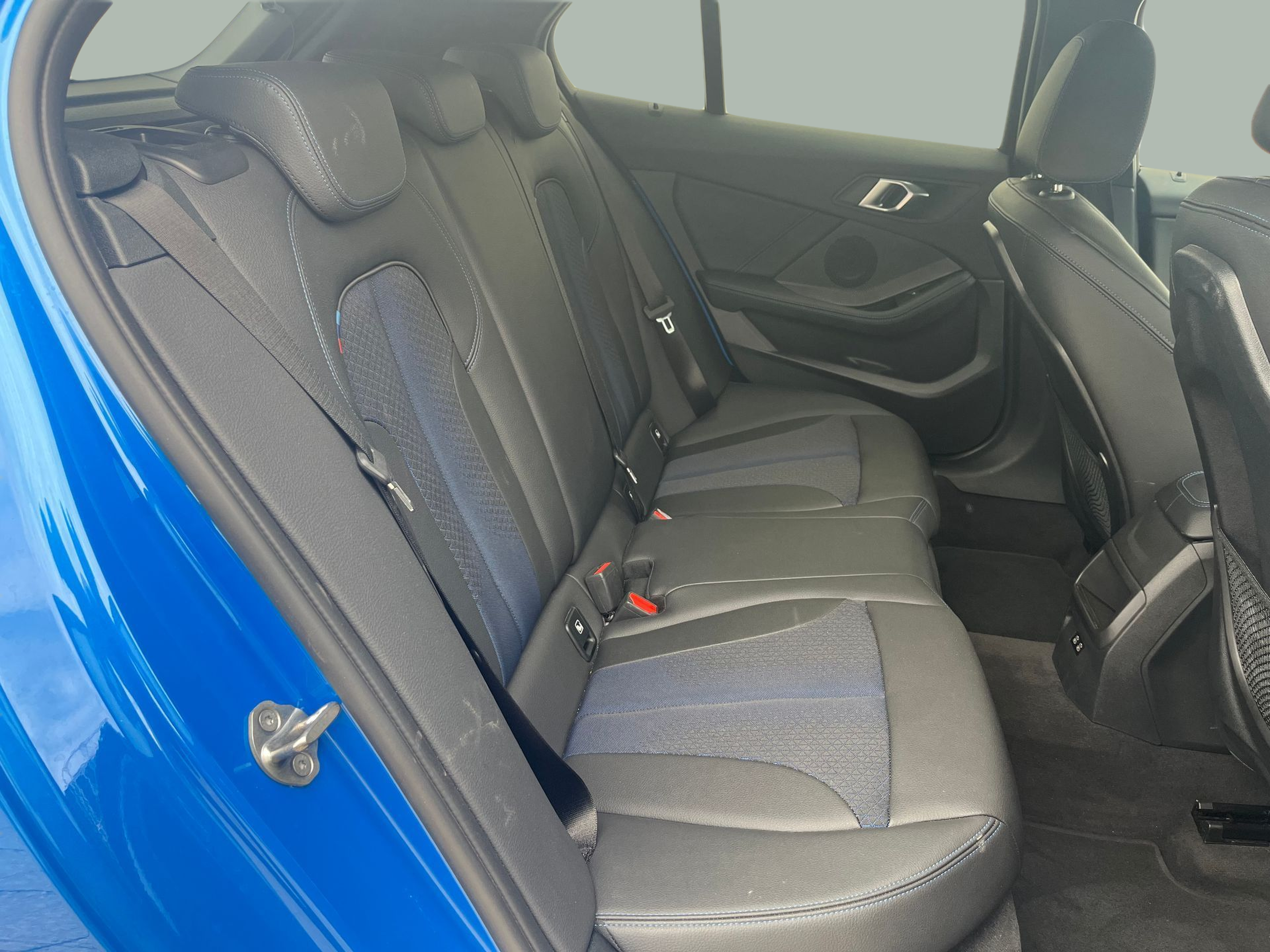 BMW Série 1 116d color Azul. Año 2024. 85KW(116CV). Diesel. En concesionario A MatosCar Évora - Comércio Automóvel, S.A. de Évora