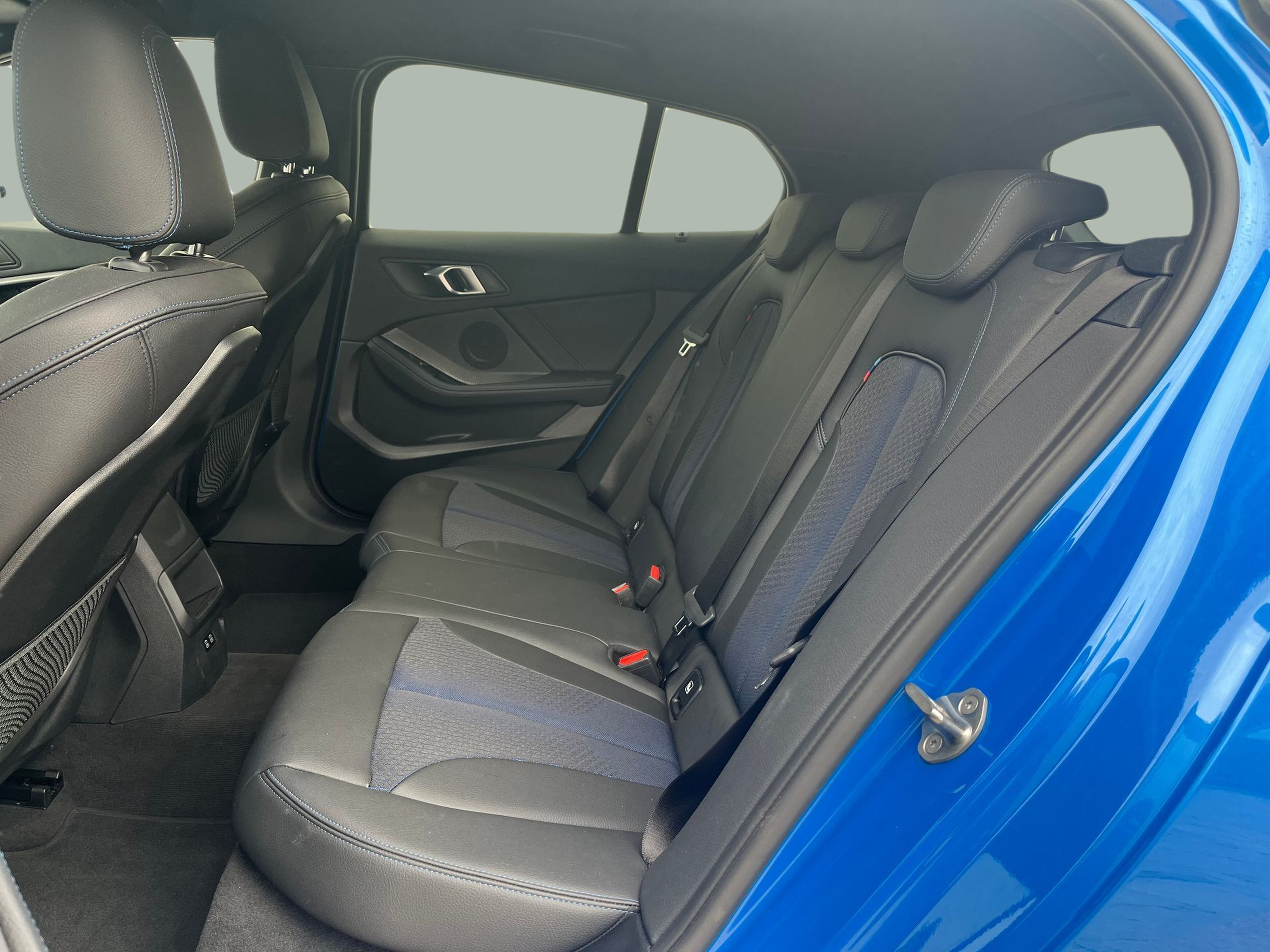 BMW Série 1 116d color Azul. Año 2024. 85KW(116CV). Diesel. En concesionario A MatosCar Évora - Comércio Automóvel, S.A. de Évora