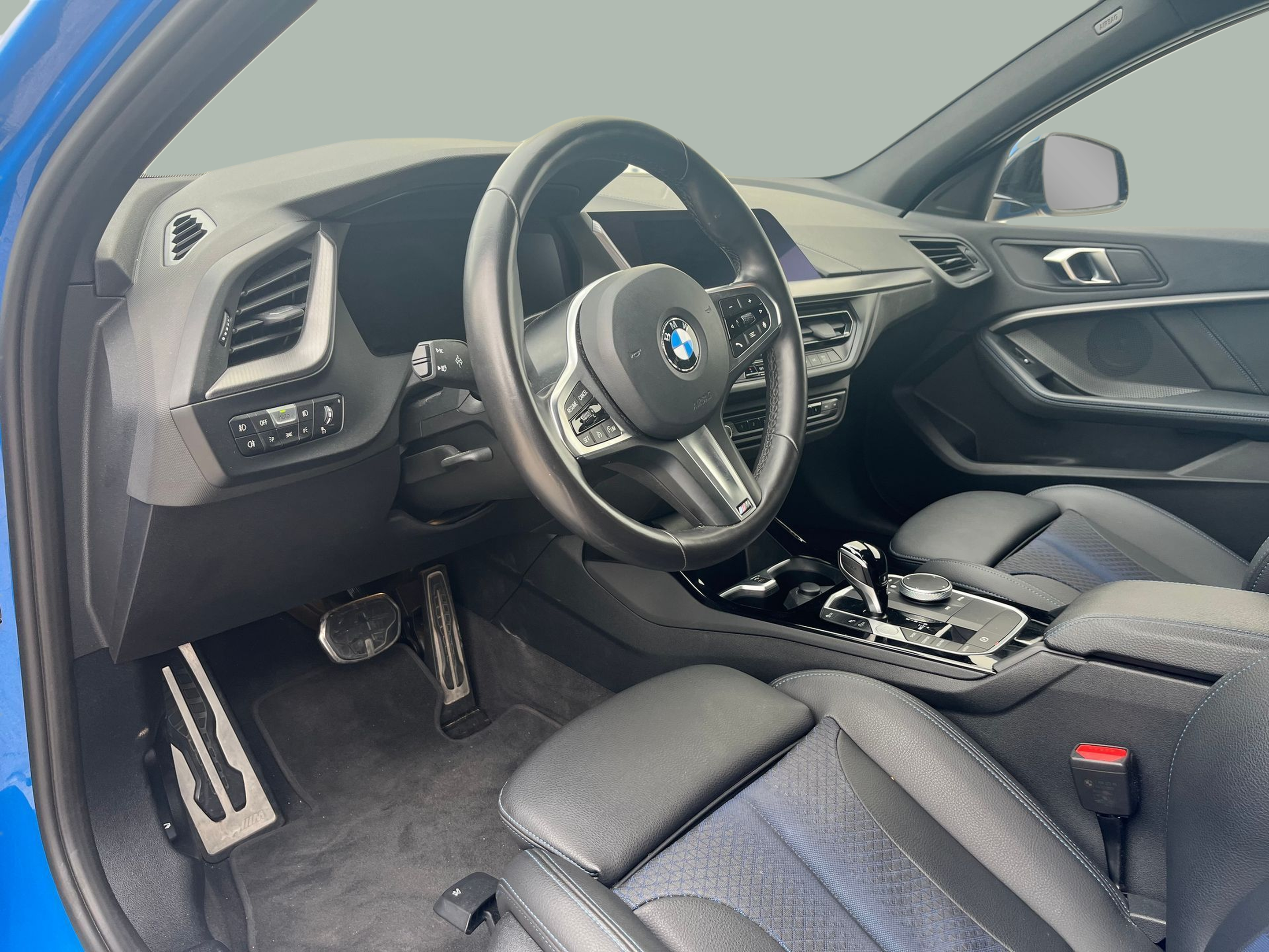 BMW Série 1 116d color Azul. Año 2024. 85KW(116CV). Diesel. En concesionario A MatosCar Évora - Comércio Automóvel, S.A. de Évora