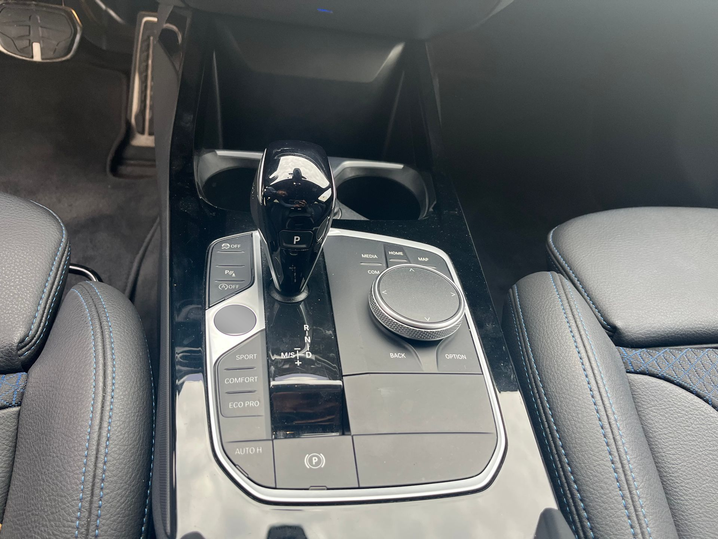 BMW Série 1 116d color Azul. Año 2024. 85KW(116CV). Diesel. En concesionario A MatosCar Évora - Comércio Automóvel, S.A. de Évora