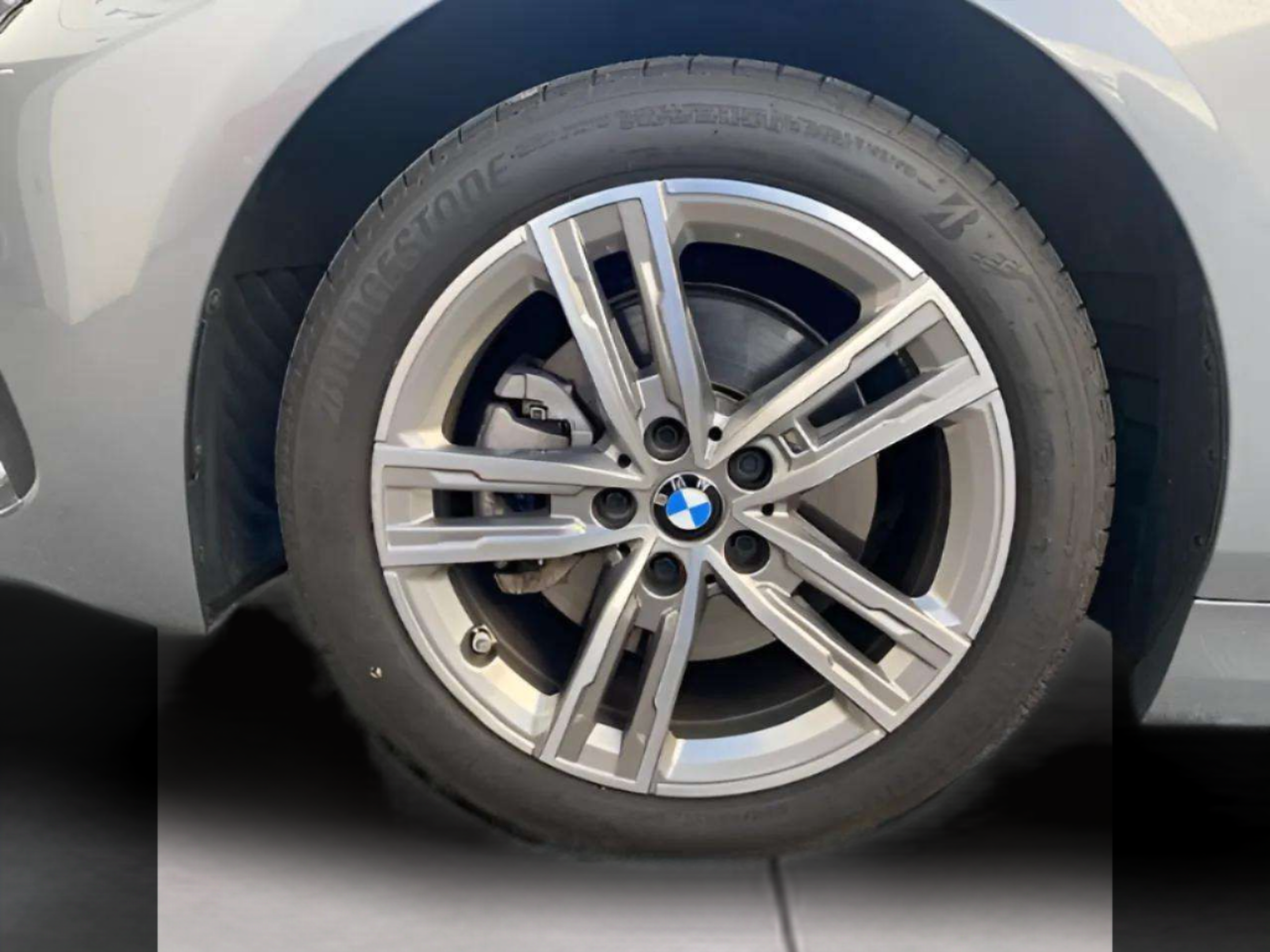 BMW Série 1 116d color Gris. Año 2024. 85KW(116CV). Diesel. En concesionario A MatosCar Guarda - Comércio Automóvel, S.A. de Guarda