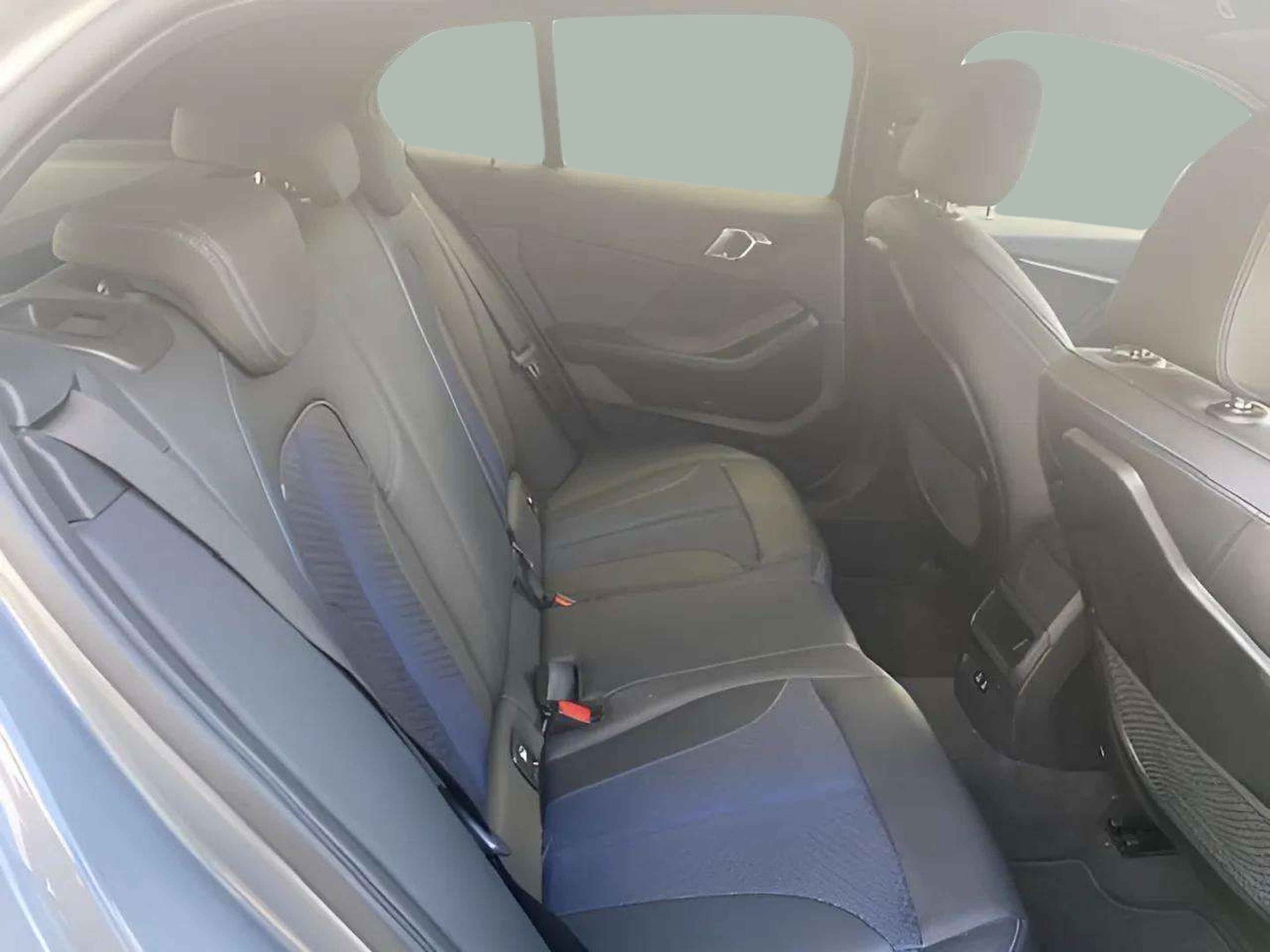 BMW Série 1 116d color Gris. Año 2024. 85KW(116CV). Diesel. En concesionario A MatosCar Guarda - Comércio Automóvel, S.A. de Guarda