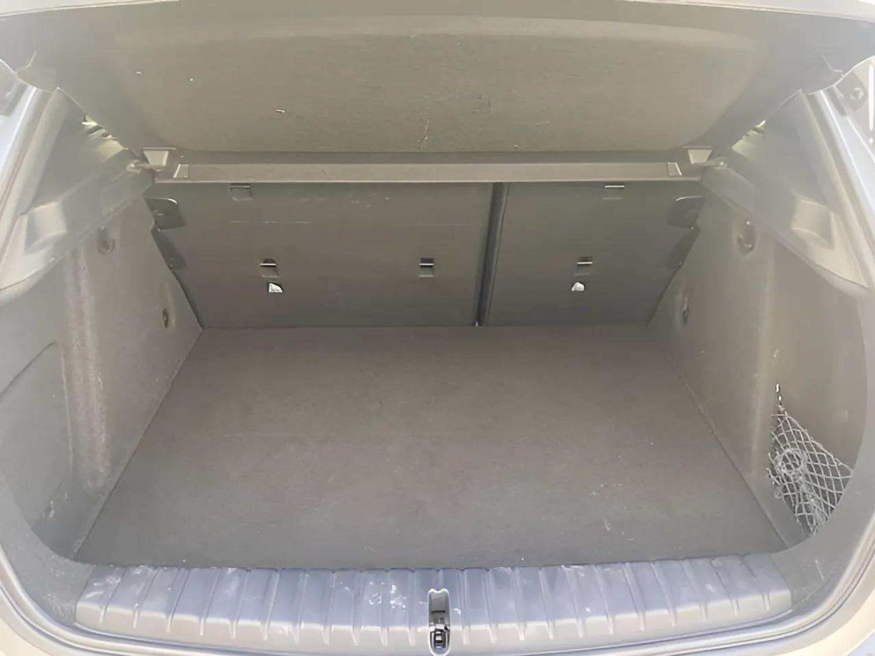 BMW Série 1 116d color Gris. Año 2024. 85KW(116CV). Diesel. En concesionario A MatosCar Guarda - Comércio Automóvel, S.A. de Guarda