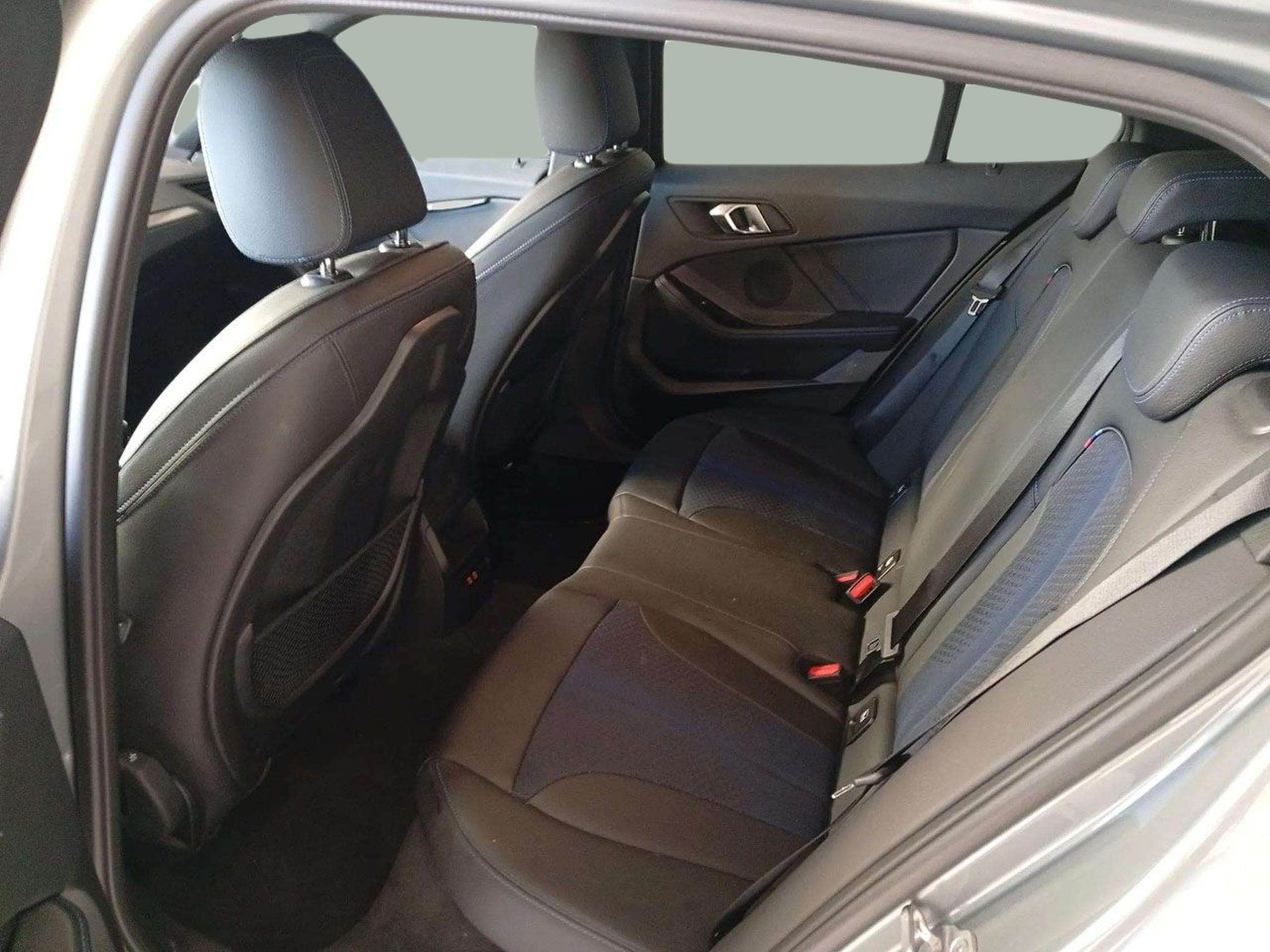 BMW Série 1 116d color Gris. Año 2024. 85KW(116CV). Diesel. En concesionario A MatosCar Guarda - Comércio Automóvel, S.A. de Guarda