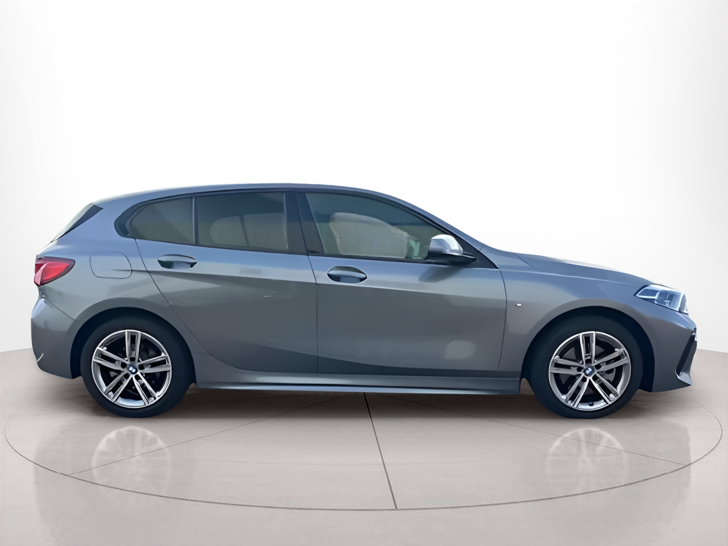 Fotos de BMW Série 1 116d color Gris. Año 2024. 85KW(116CV). Diesel. En concesionario A MatosCar Guarda - Comércio Automóvel, S.A. de Guarda