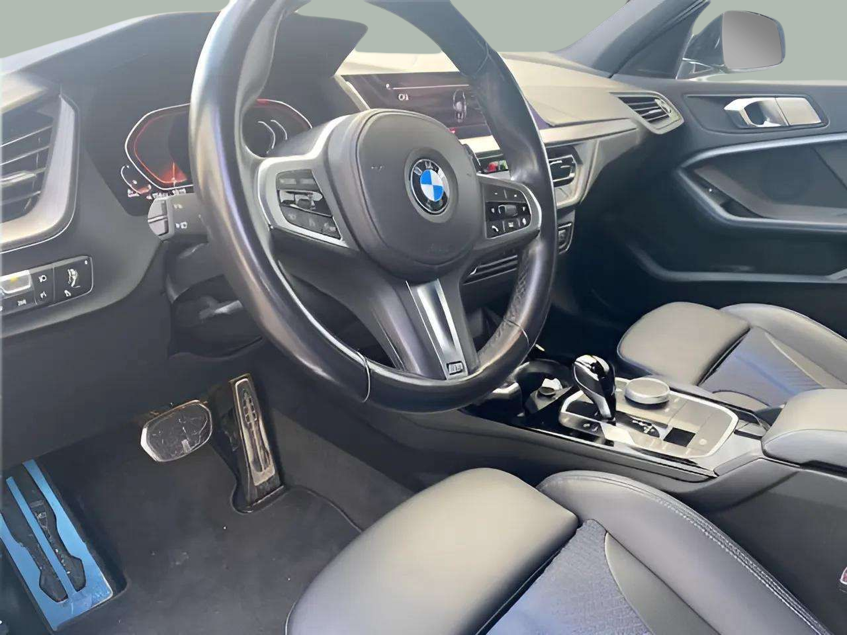 BMW Série 1 116d color Gris. Año 2024. 85KW(116CV). Diesel. En concesionario A MatosCar Guarda - Comércio Automóvel, S.A. de Guarda
