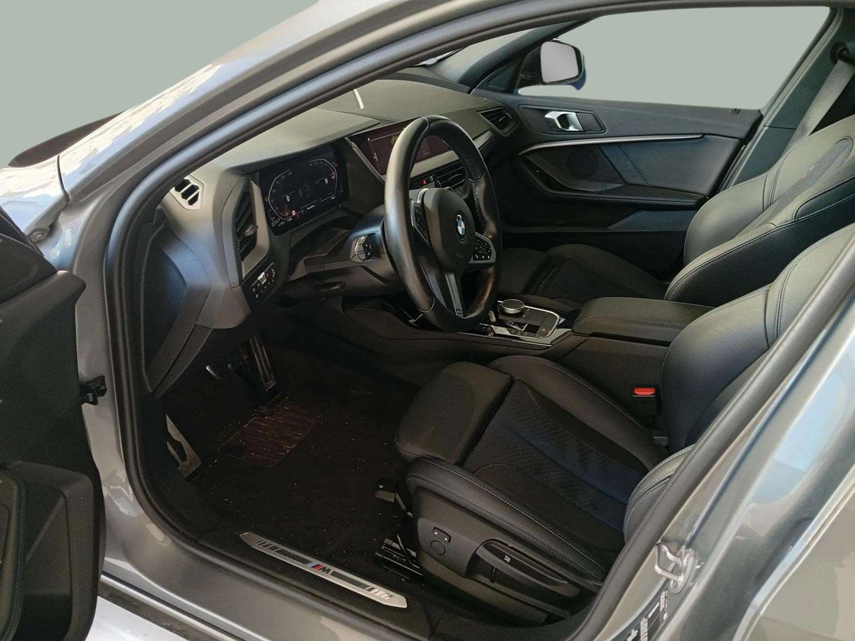 BMW Série 1 116d color Gris. Año 2024. 85KW(116CV). Diesel. En concesionario A MatosCar Guarda - Comércio Automóvel, S.A. de Guarda