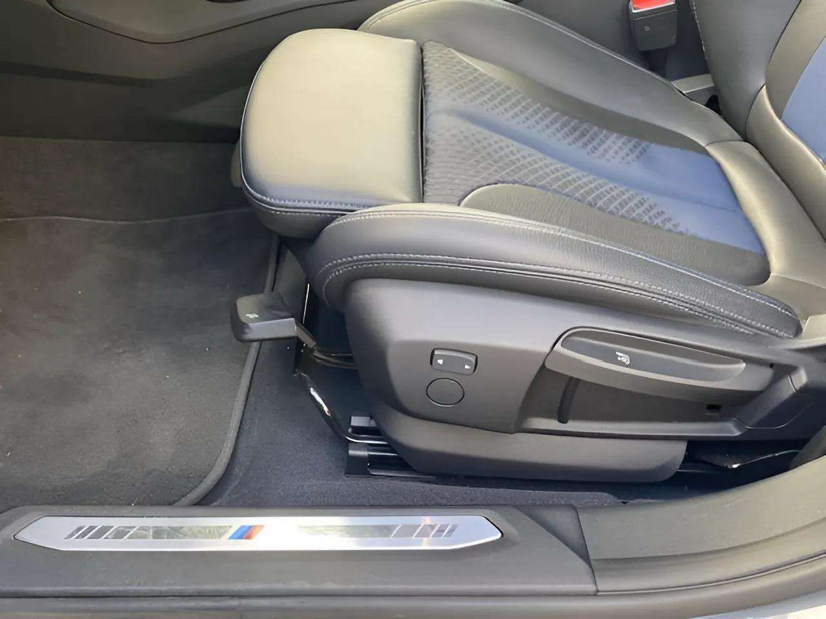 BMW Série 1 116d color Gris. Año 2024. 85KW(116CV). Diesel. En concesionario A MatosCar Guarda - Comércio Automóvel, S.A. de Guarda