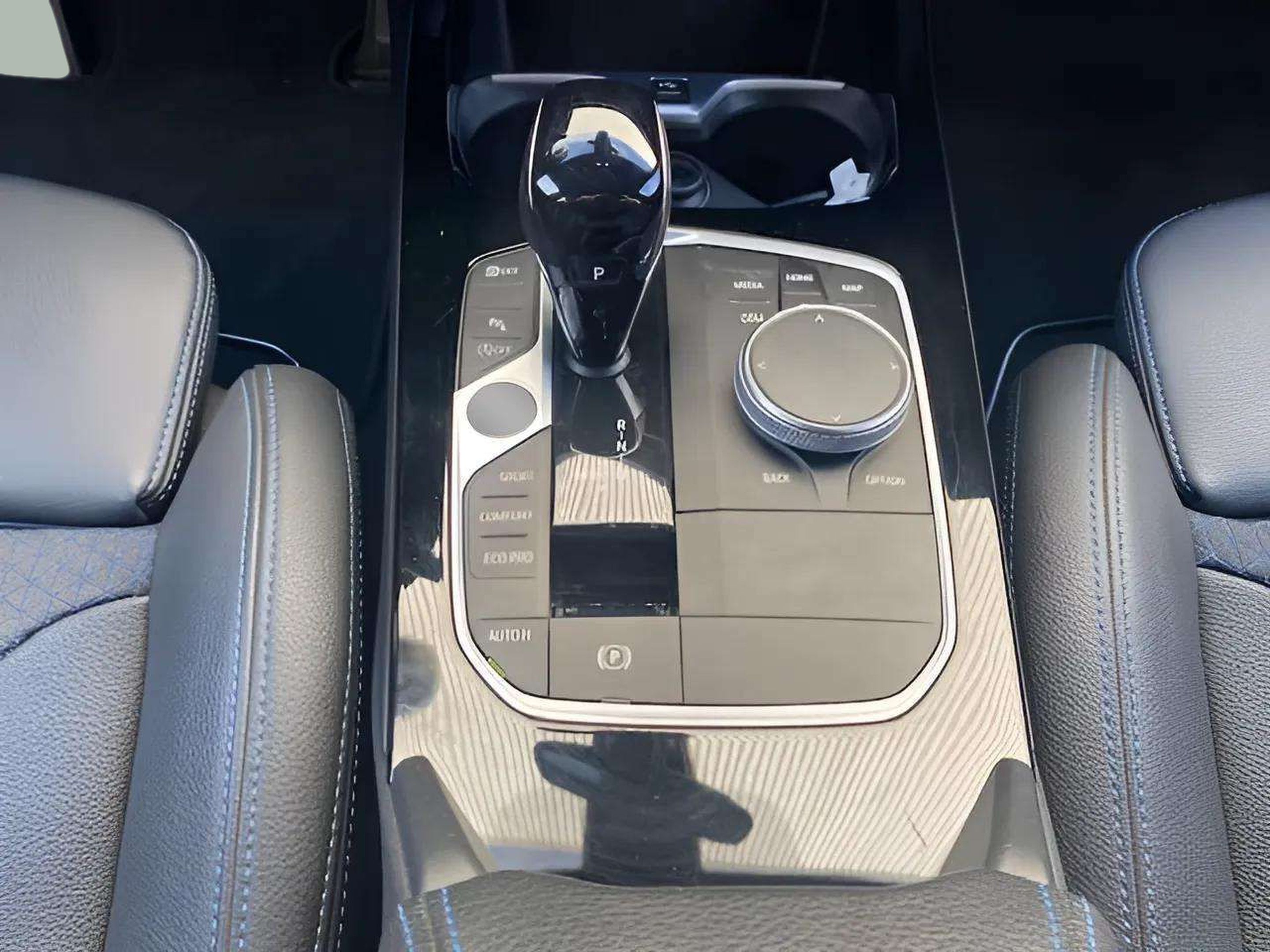 BMW Série 1 116d color Gris. Año 2024. 85KW(116CV). Diesel. En concesionario A MatosCar Guarda - Comércio Automóvel, S.A. de Guarda