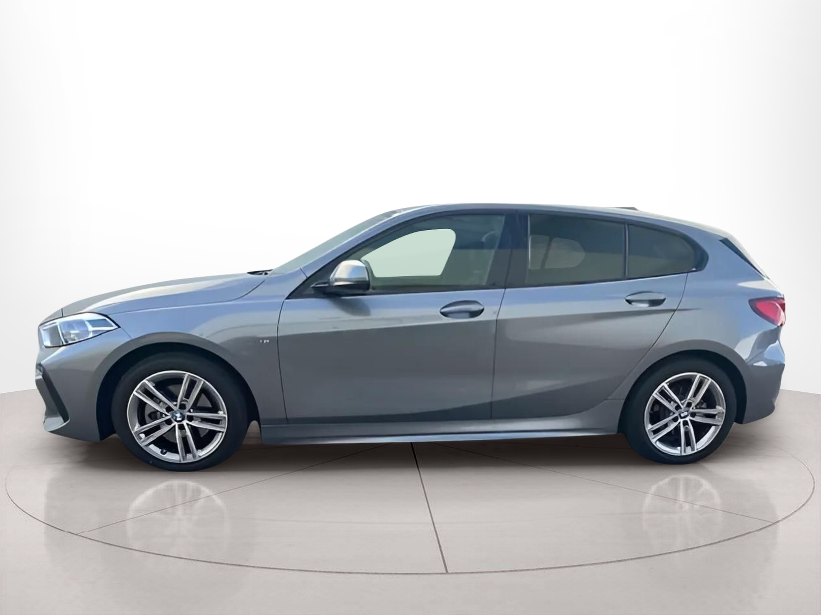 BMW Série 1 116d color Gris. Año 2024. 85KW(116CV). Diesel. En concesionario A MatosCar Guarda - Comércio Automóvel, S.A. de Guarda