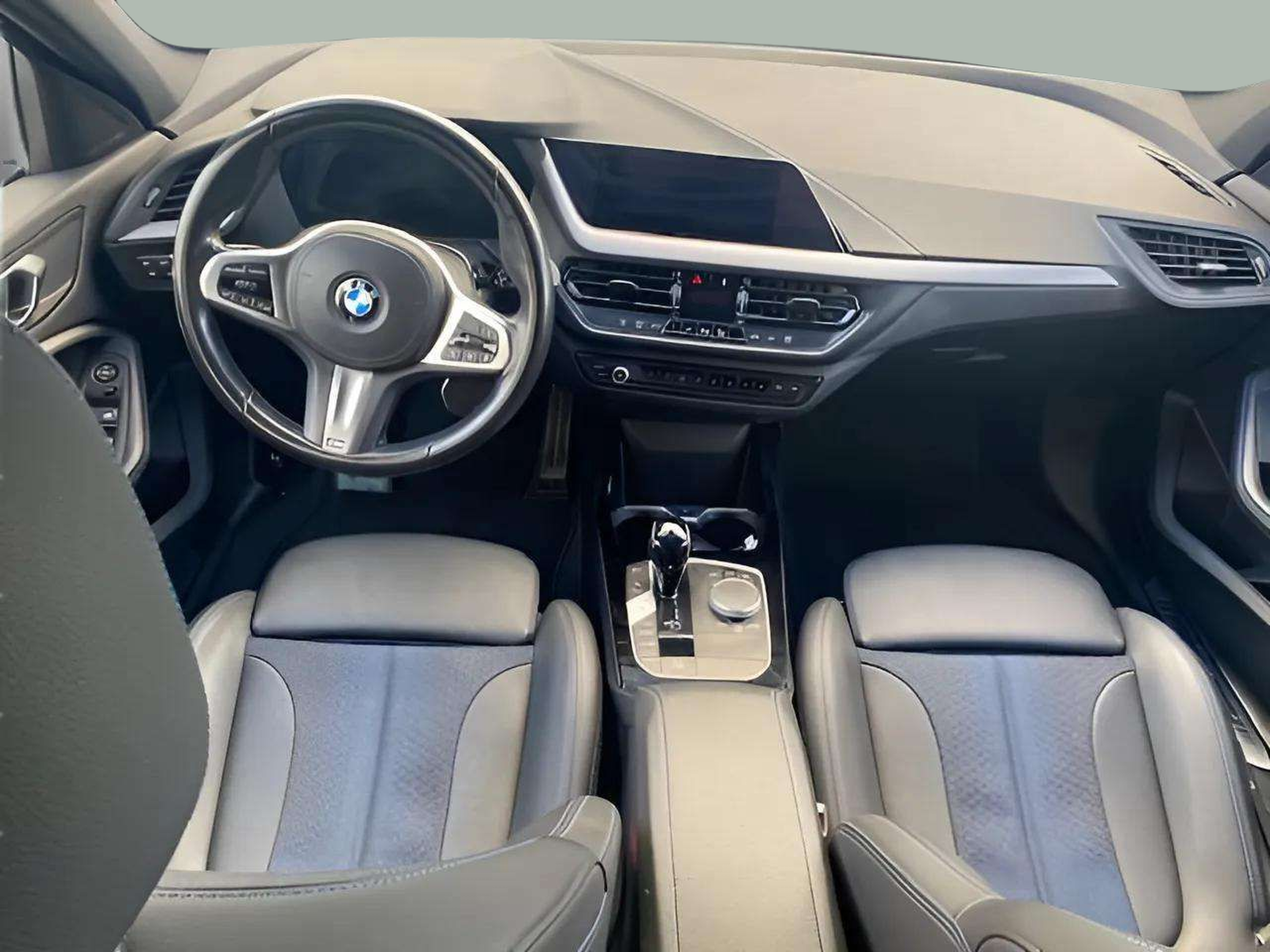 BMW Série 1 116d color Gris. Año 2024. 85KW(116CV). Diesel. En concesionario A MatosCar Guarda - Comércio Automóvel, S.A. de Guarda