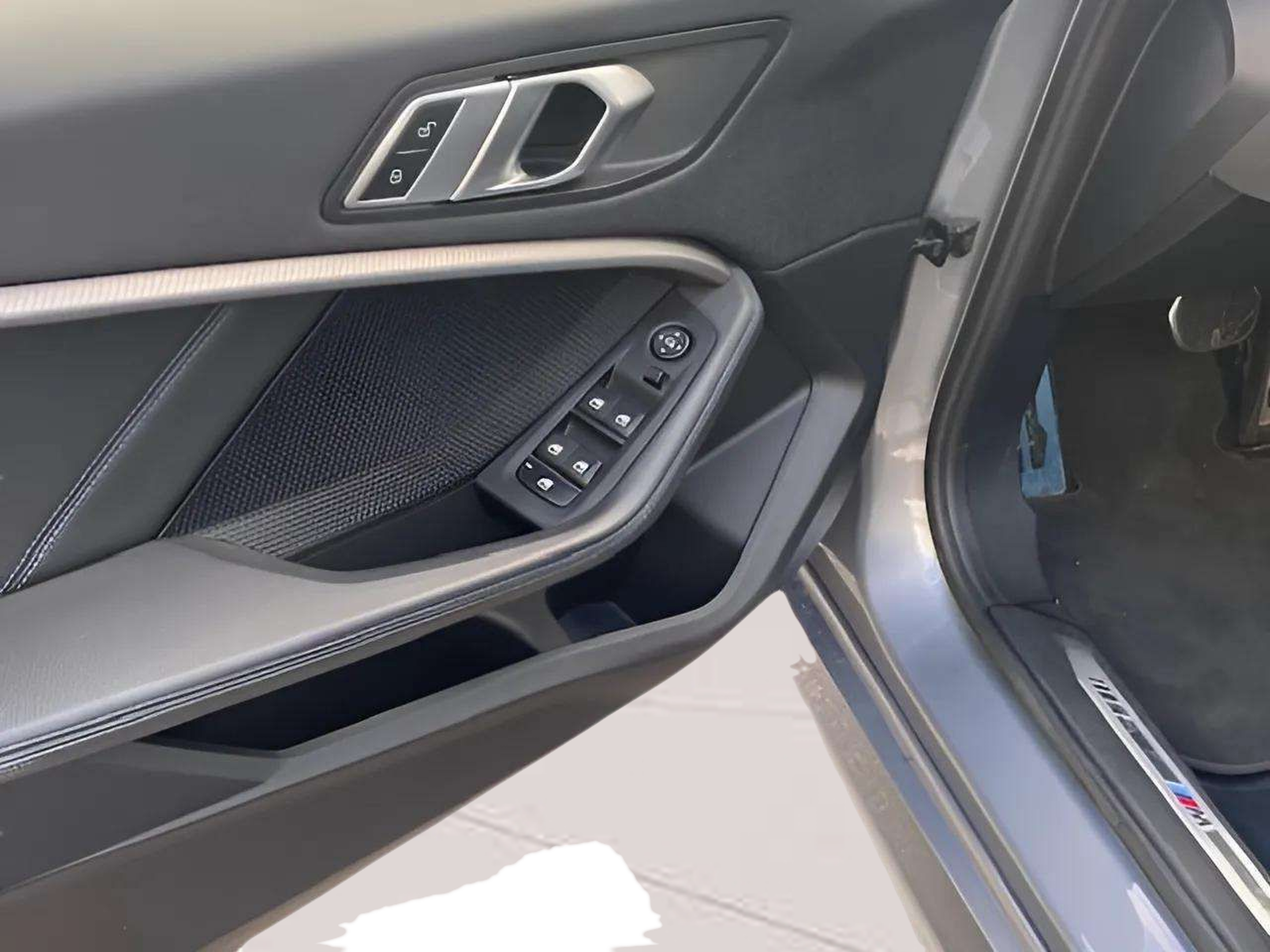 BMW Série 1 116d color Gris. Año 2024. 85KW(116CV). Diesel. En concesionario A MatosCar Guarda - Comércio Automóvel, S.A. de Guarda