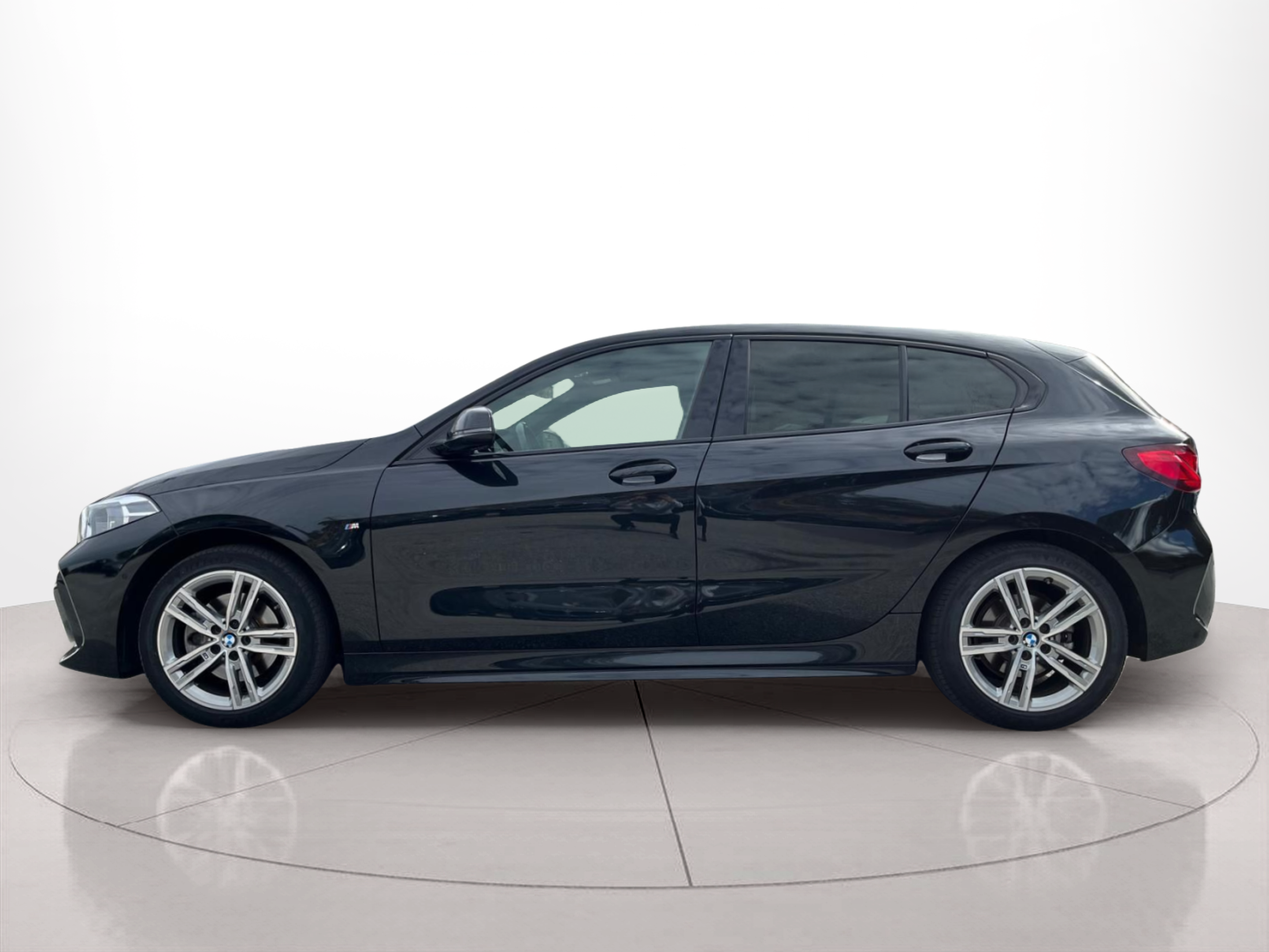 Fotos de BMW Série 1 116d color Negro. Año 2024. 85KW(116CV). Diesel. En concesionario A MatosCar Guarda - Comércio Automóvel, S.A. de Guarda