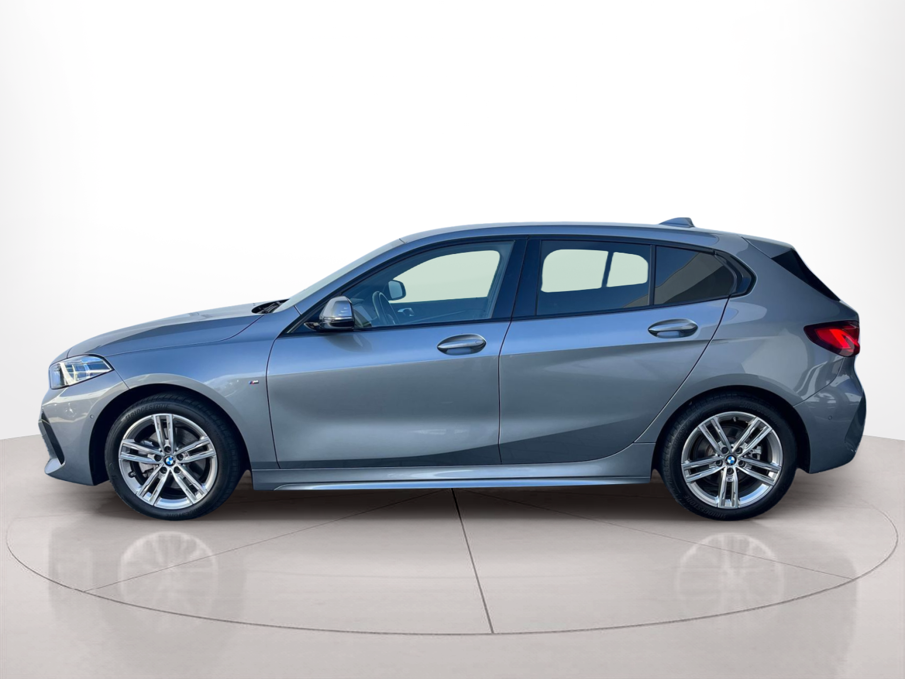 Fotos de BMW Série 1 116d color Gris. Año 2024. 85KW(116CV). Diesel. En concesionario A MatosCar Évora - Comércio Automóvel, S.A. de Évora