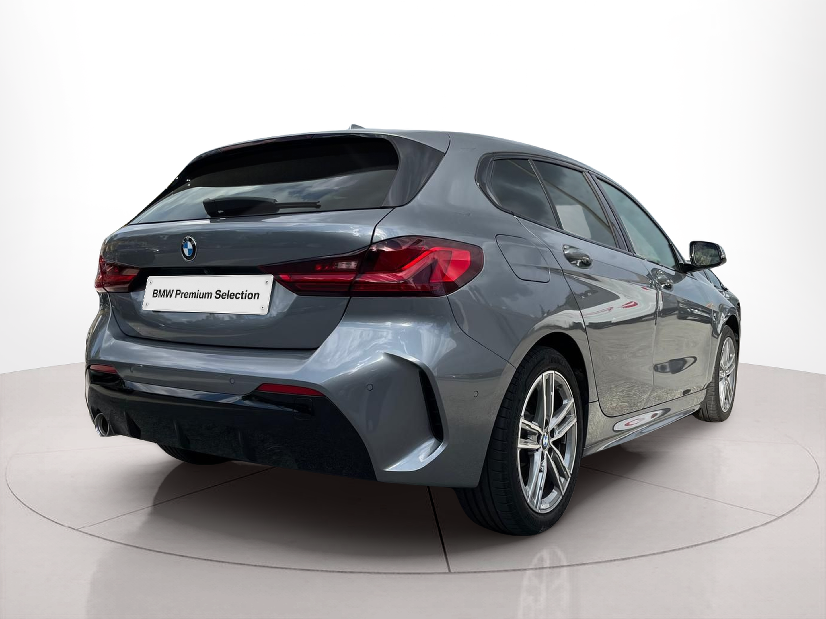 BMW Série 1 116d color Gris. Año 2024. 85KW(116CV). Diesel. En concesionario A MatosCar Guarda - Comércio Automóvel, S.A. de Guarda