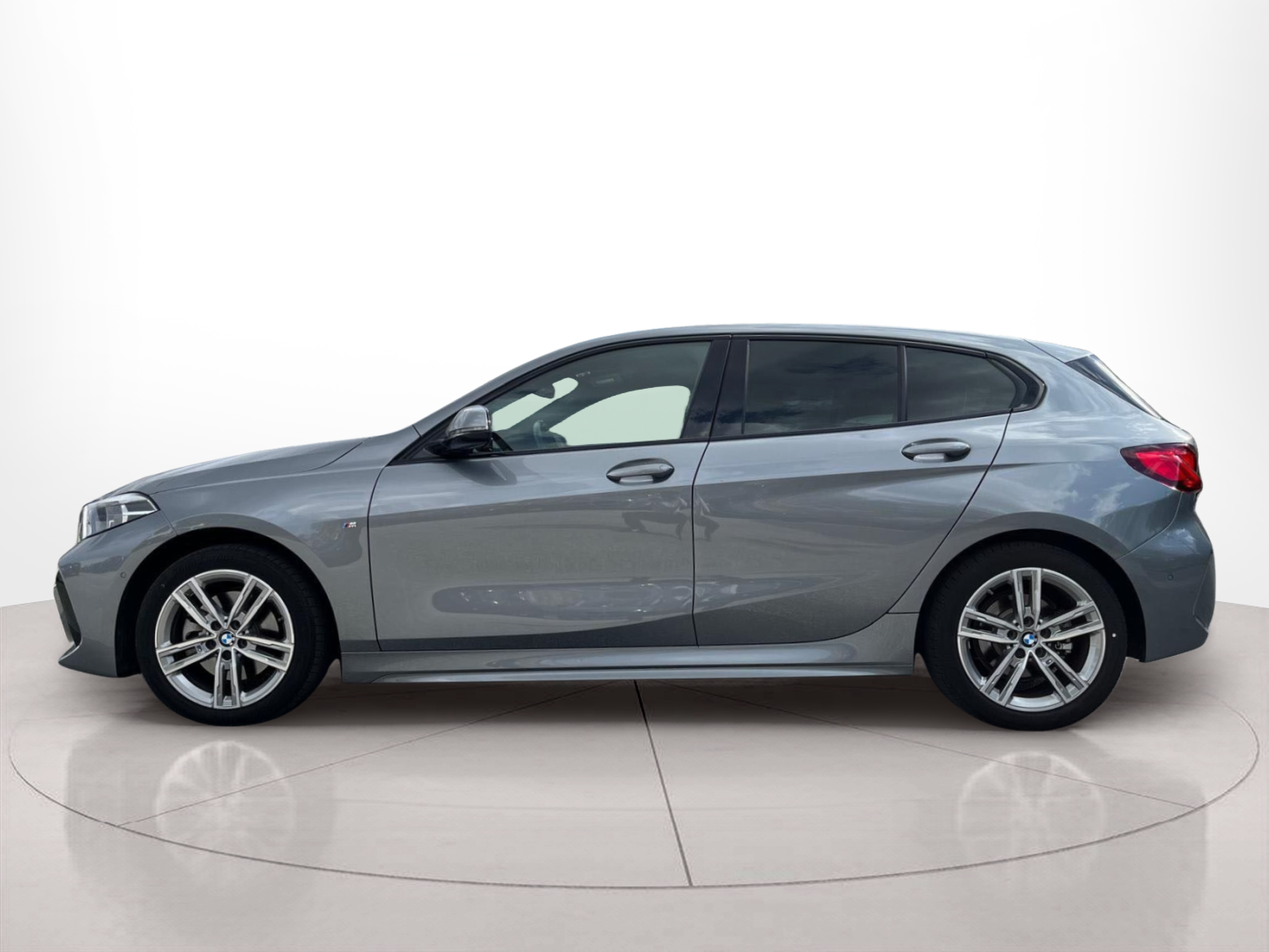 Fotos de BMW Série 1 116d color Gris. Año 2024. 85KW(116CV). Diesel. En concesionario A MatosCar Guarda - Comércio Automóvel, S.A. de Guarda