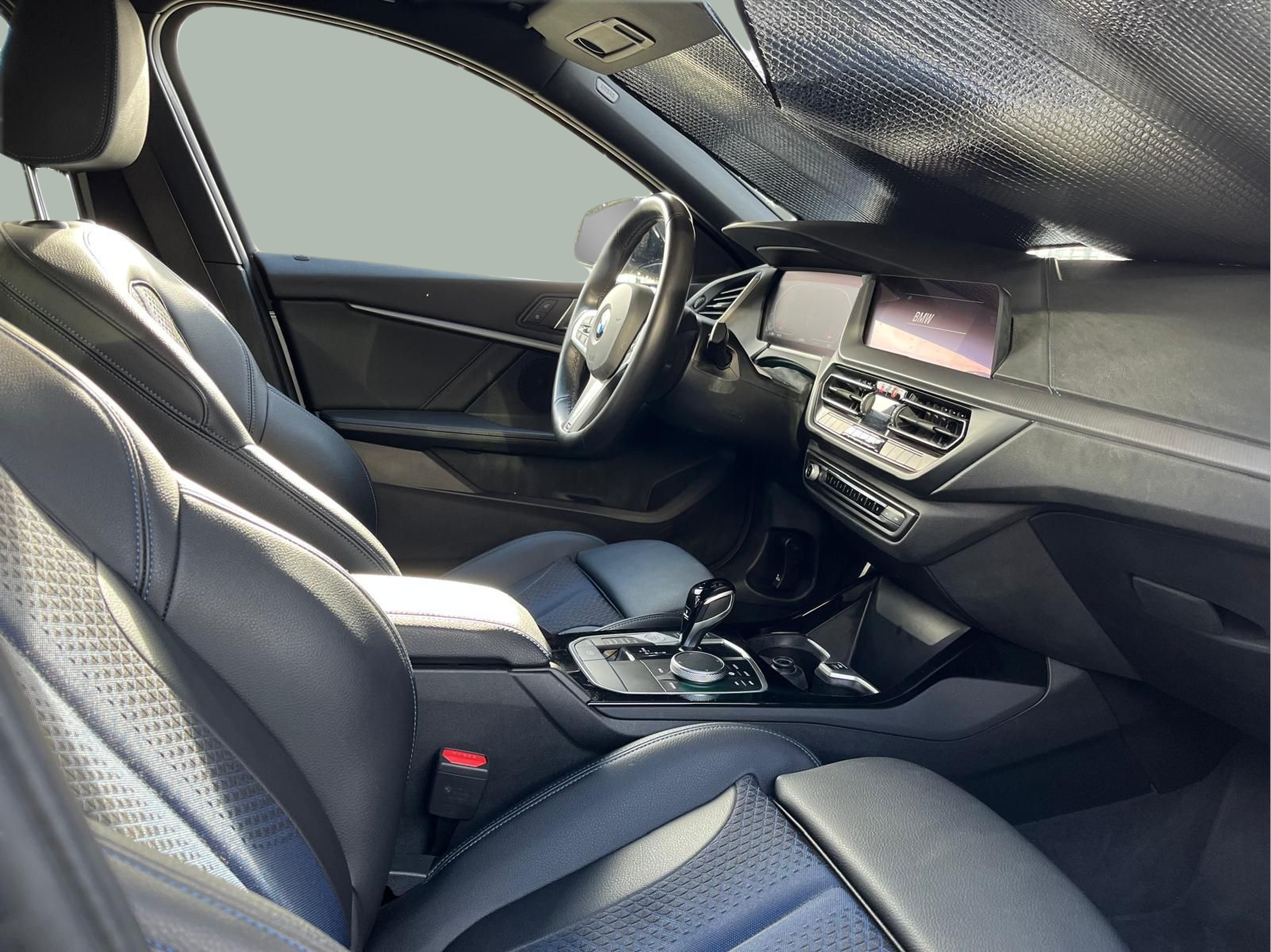 BMW Série 1 116d color Gris. Año 2024. 85KW(116CV). Diesel. En concesionario A MatosCar Guarda - Comércio Automóvel, S.A. de Guarda