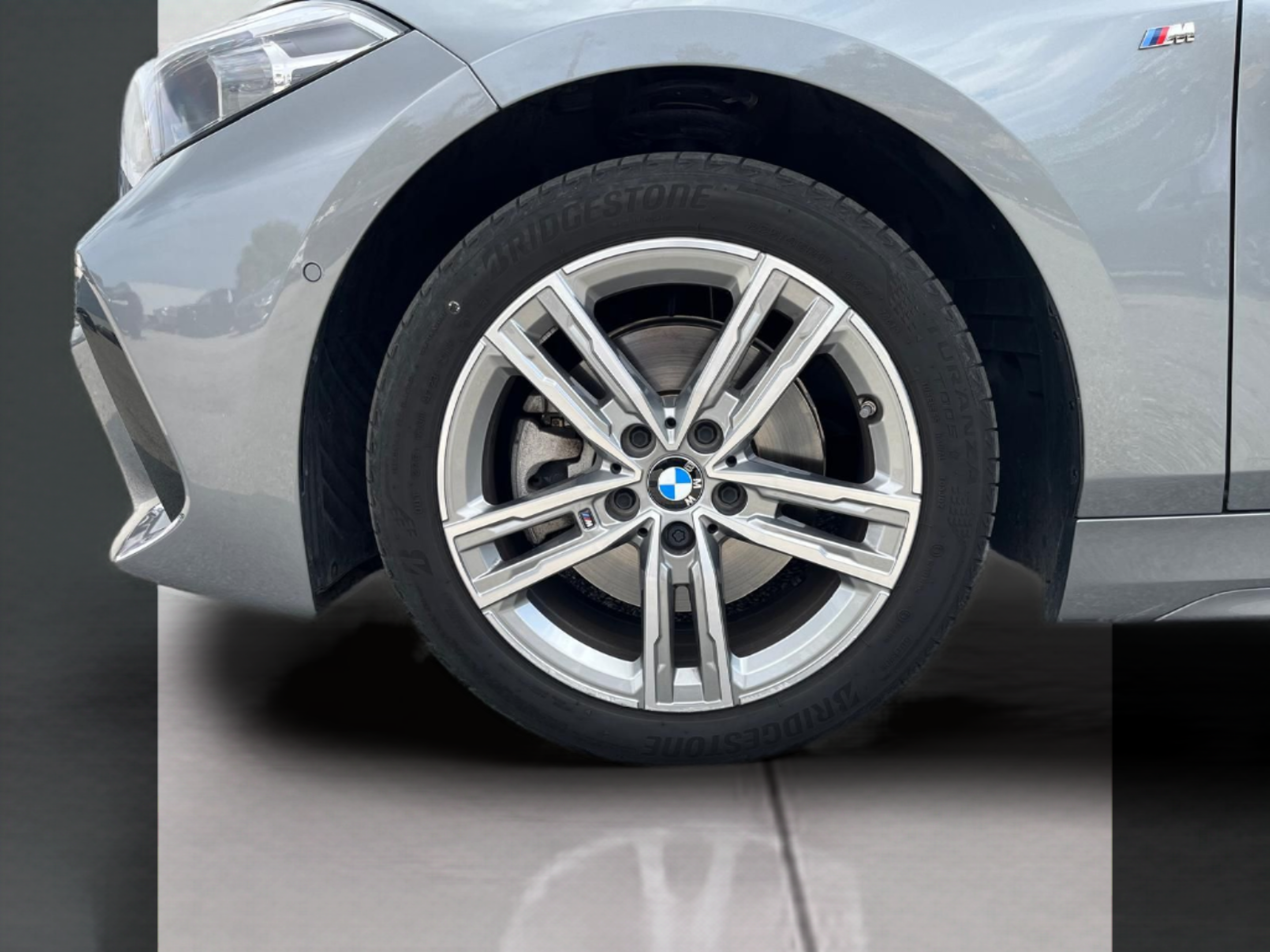 BMW Série 1 116d color Gris. Año 2024. 85KW(116CV). Diesel. En concesionario A MatosCar Guarda - Comércio Automóvel, S.A. de Guarda