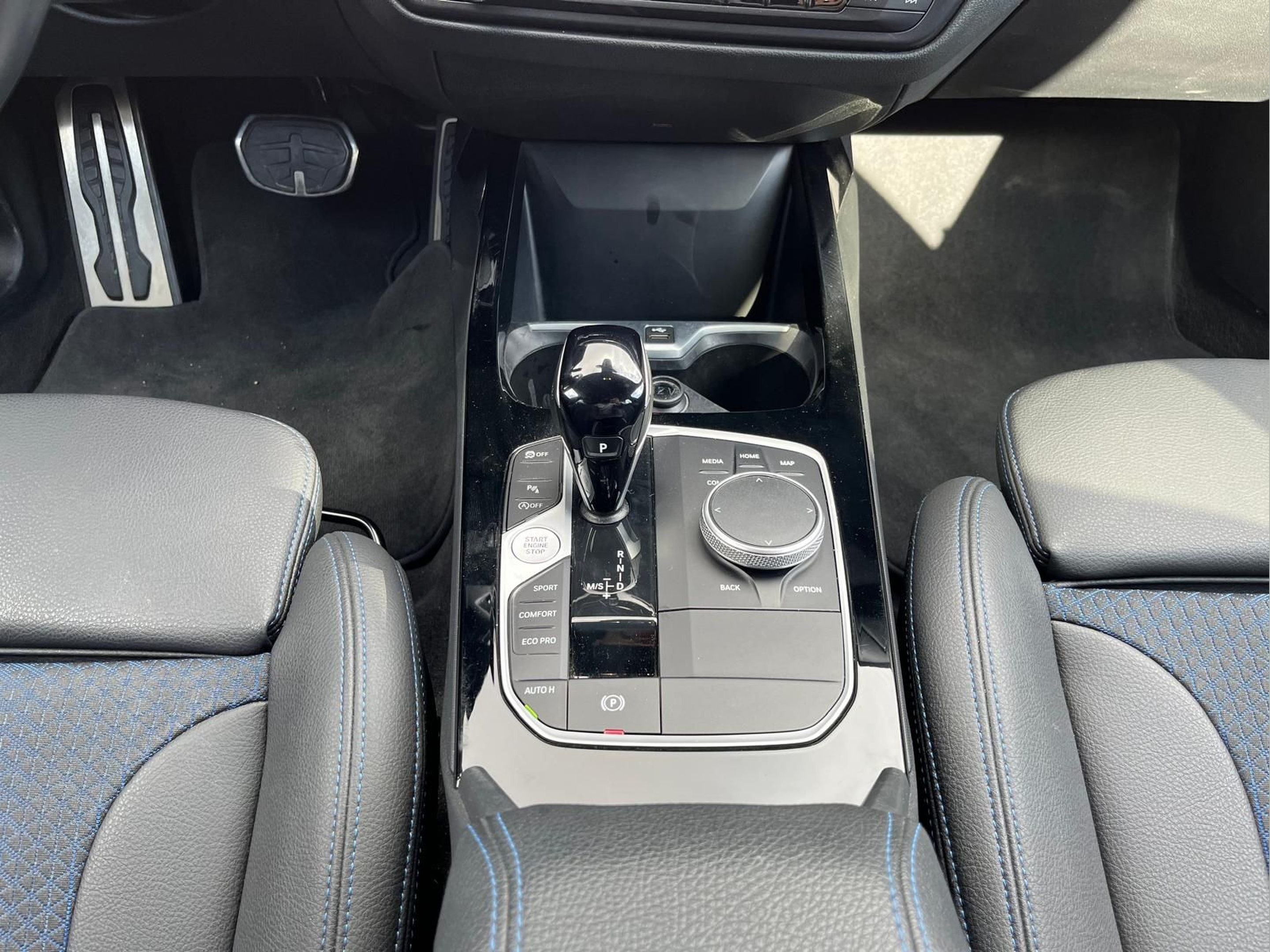 BMW Série 1 116d color Gris. Año 2024. 85KW(116CV). Diesel. En concesionario A MatosCar Guarda - Comércio Automóvel, S.A. de Guarda