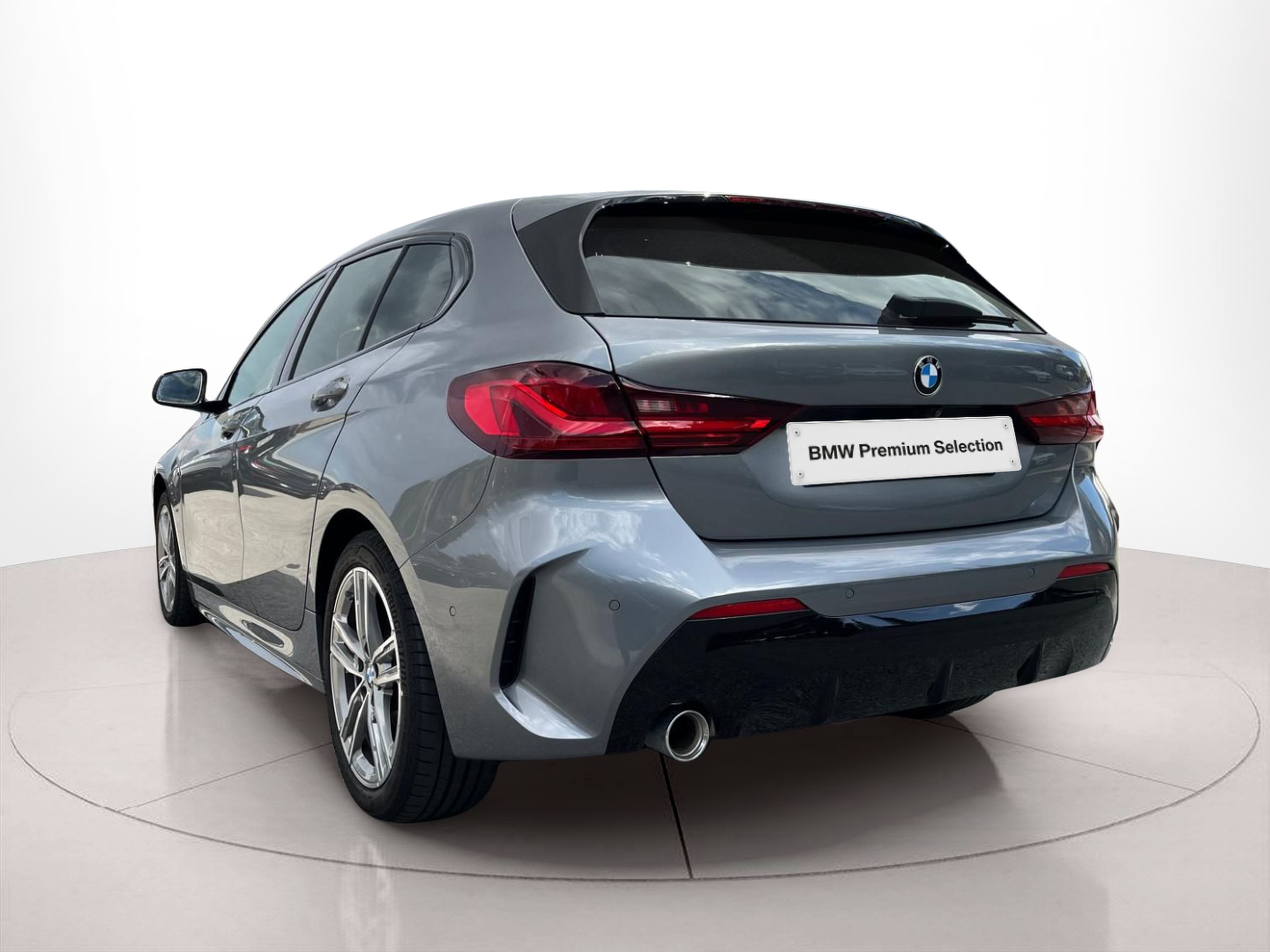 BMW Série 1 116d color Gris. Año 2024. 85KW(116CV). Diesel. En concesionario A MatosCar Guarda - Comércio Automóvel, S.A. de Guarda