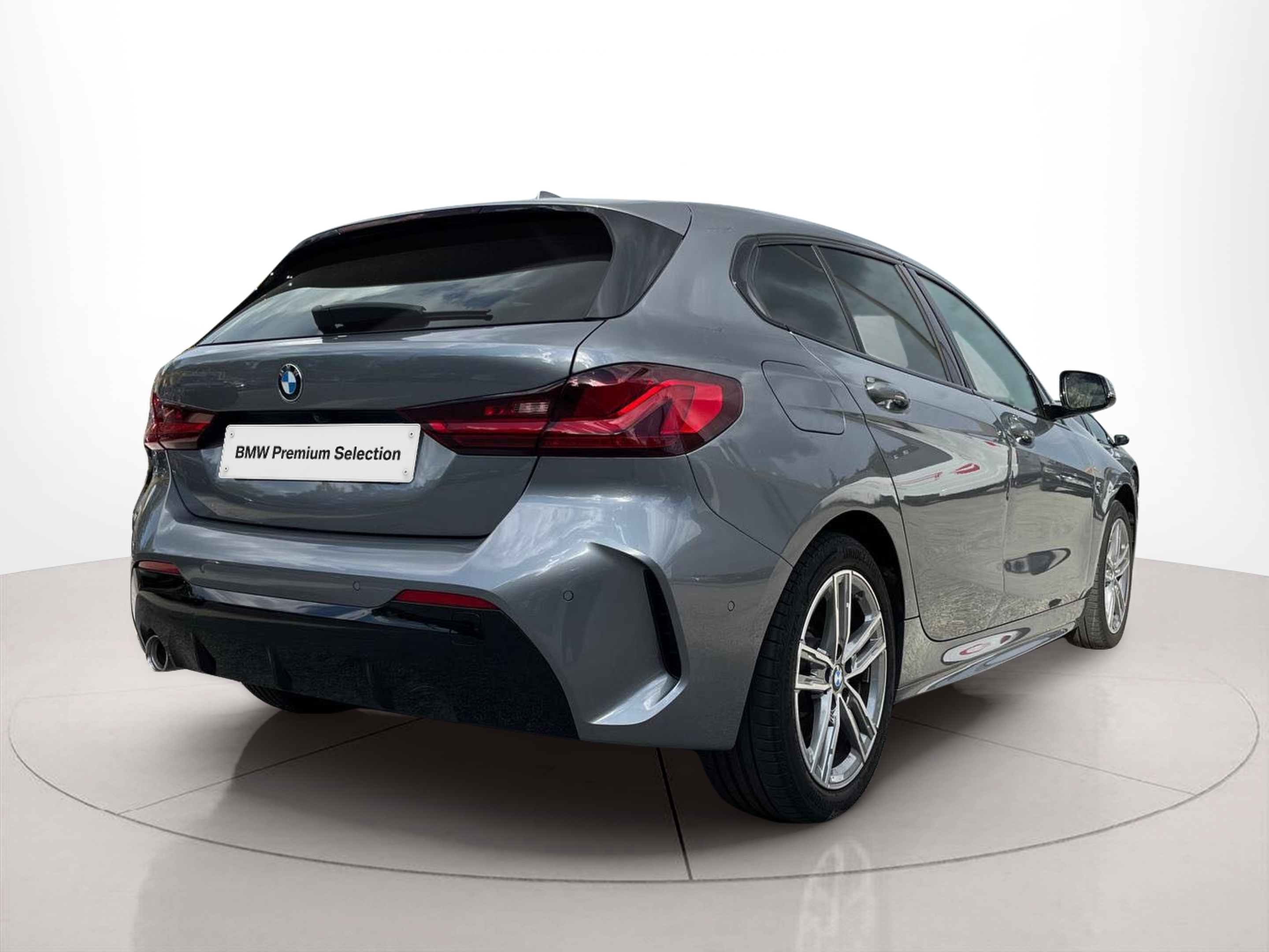 BMW Série 1 116d color Gris. Año 2024. 85KW(116CV). Diesel. En concesionario A MatosCar Guarda - Comércio Automóvel, S.A. de Guarda