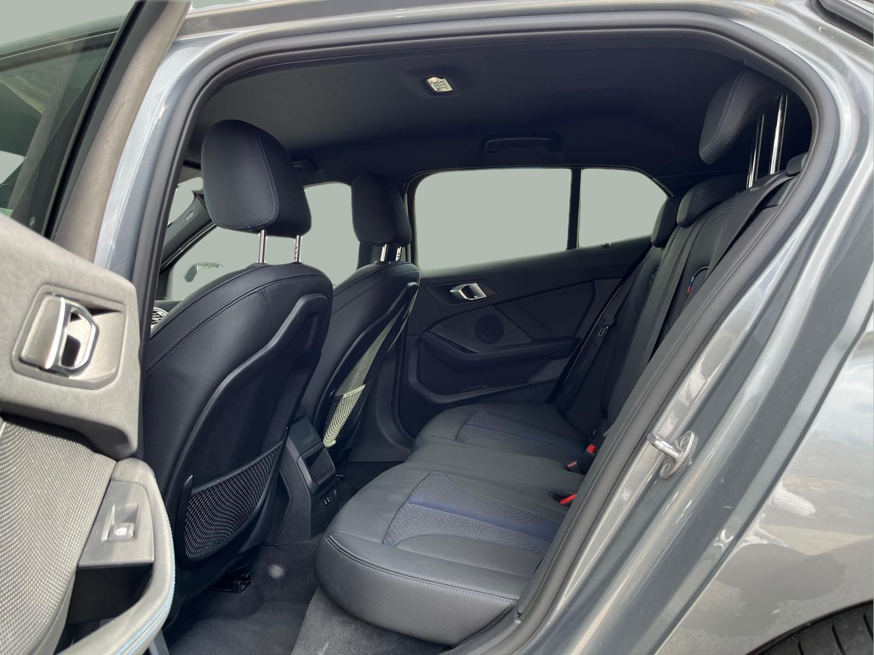 BMW Série 1 116d color Gris. Año 2024. 85KW(116CV). Diesel. En concesionario A MatosCar Guarda - Comércio Automóvel, S.A. de Guarda