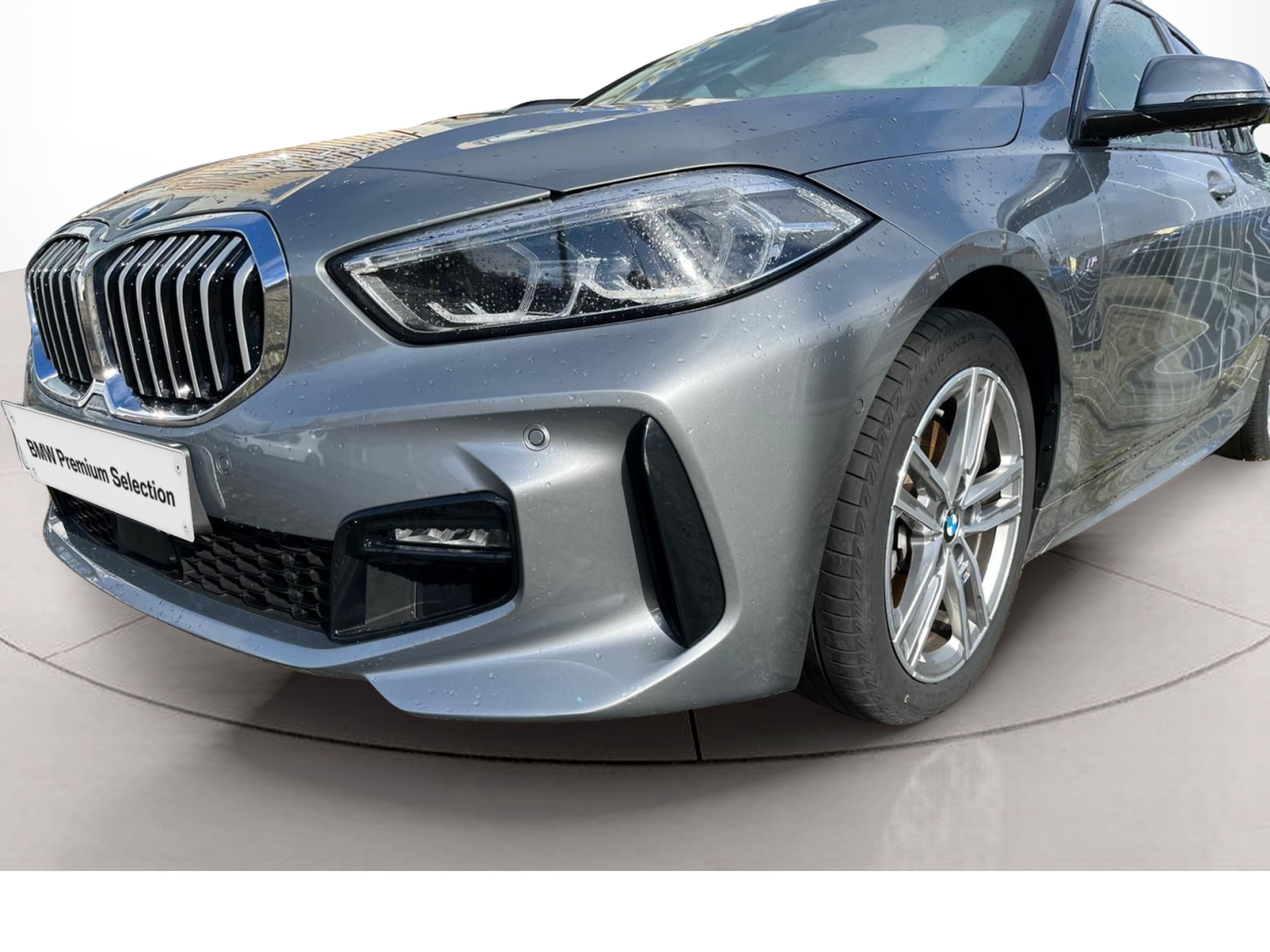 BMW Série 1 116d color Gris. Año 2024. 85KW(116CV). Diesel. En concesionario A MatosCar Guarda - Comércio Automóvel, S.A. de Guarda