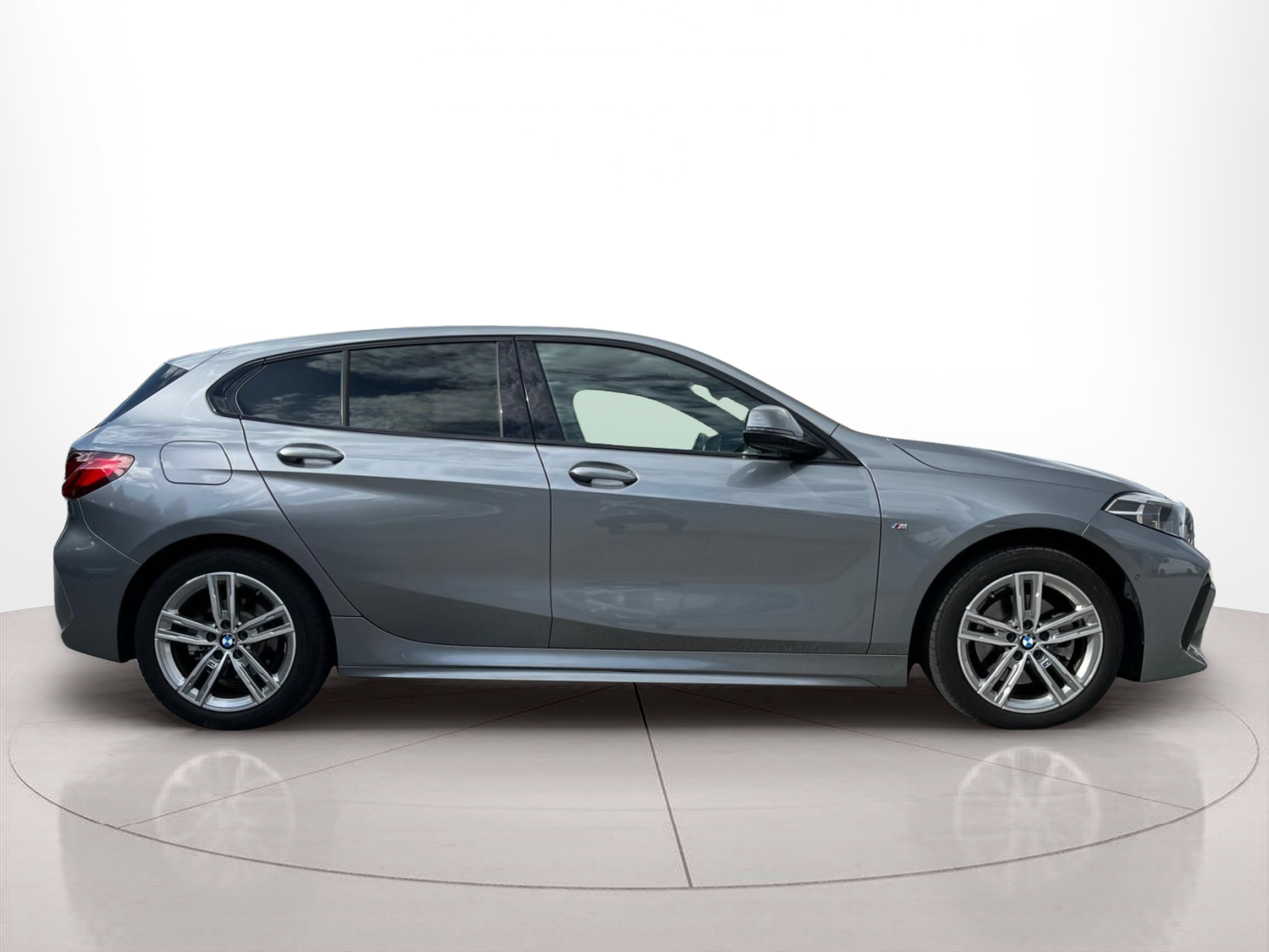 BMW Série 1 116d color Gris. Año 2024. 85KW(116CV). Diesel. En concesionario A MatosCar Guarda - Comércio Automóvel, S.A. de Guarda
